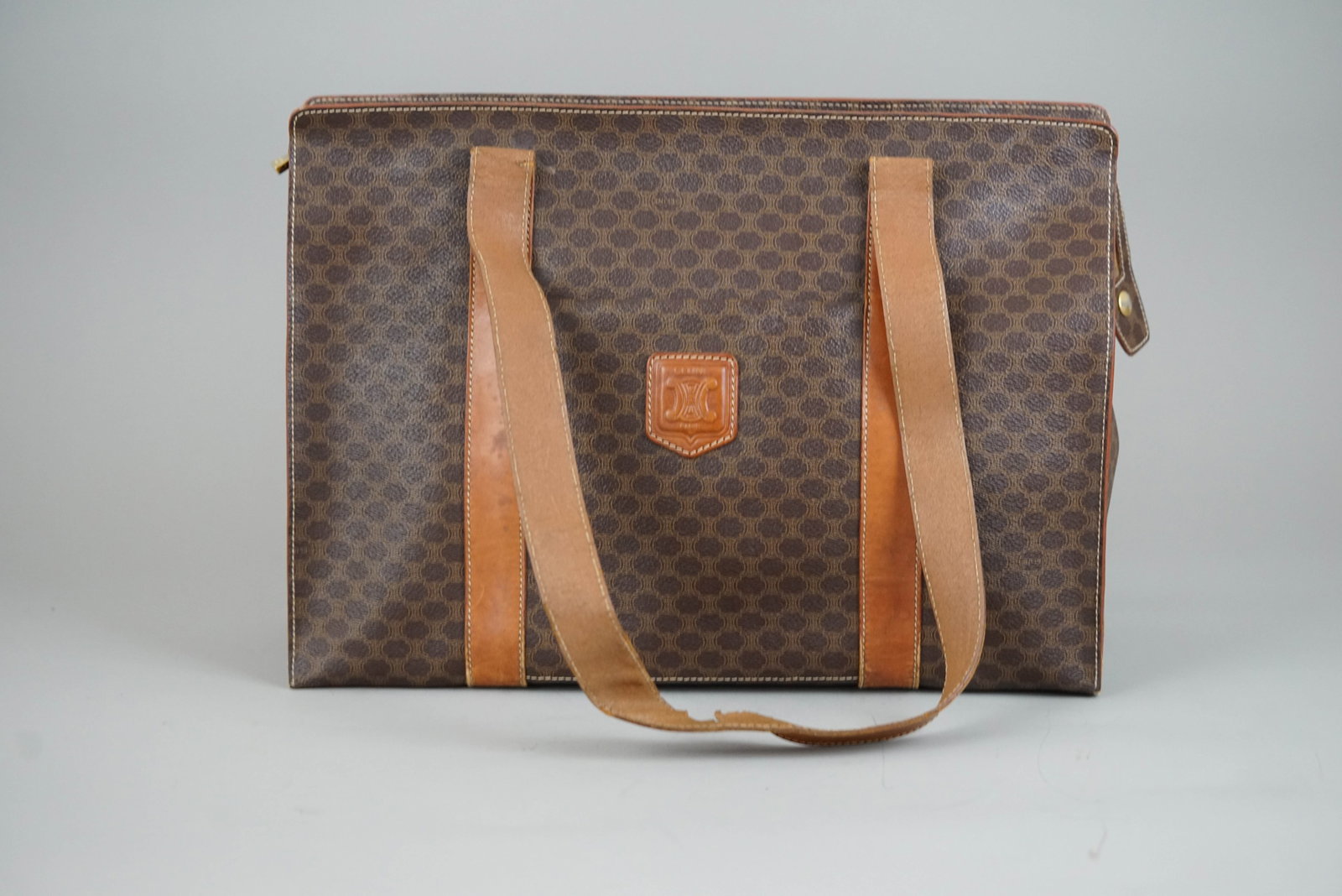CELINE MACADAM TOTE BAG BROWN: CELINE MACADAM TOTE BAG BROWN DIMENSIONS: Width 39cm, height 27cm, depth 13cm COLOUR: brown MATERIAL: ACCESSORIES: n/a CONDITION RANK: B If you have any questions regarding this lot please contact