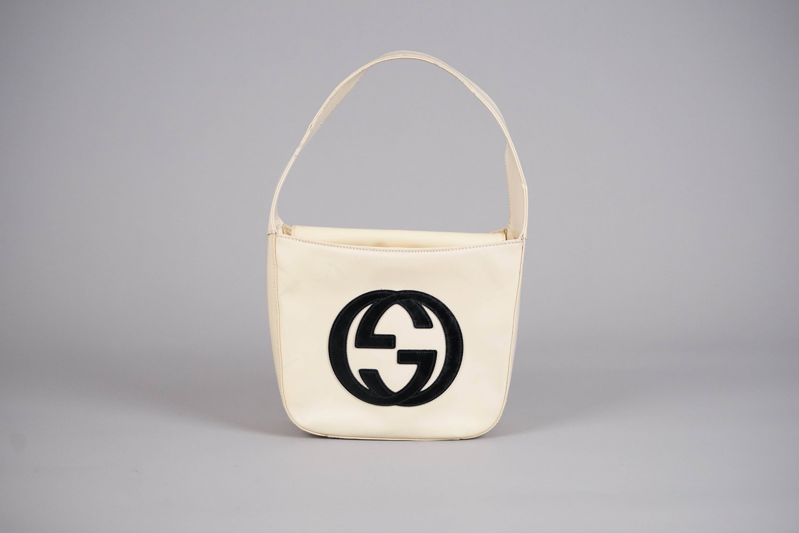 GUCCI PATENT LEATHER GG CREAM HANDBAG: GUCCI PATENT LEATHER GG CREAM HANDBAG, width 17cm, height 15cm, depth 6.5cm. If you have any questions regarding this lot please contact us. For further information on our auction, please refer to