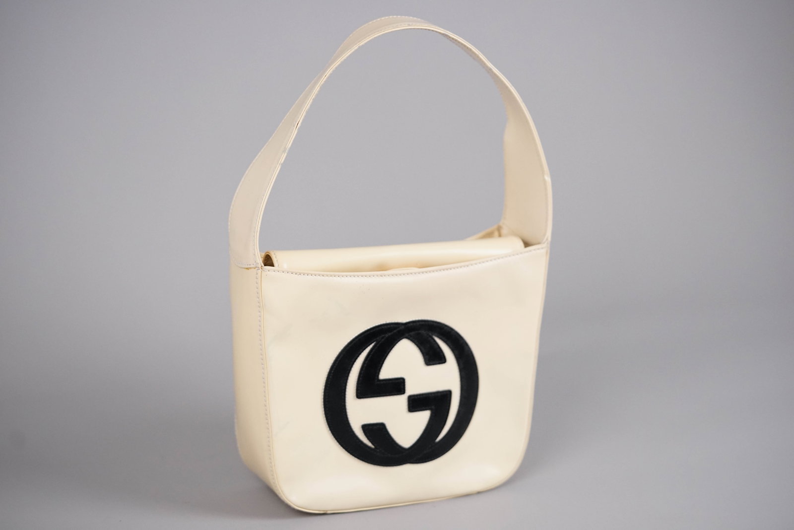 GUCCI PATENT LEATHER GG CREAM HANDBAG - 2