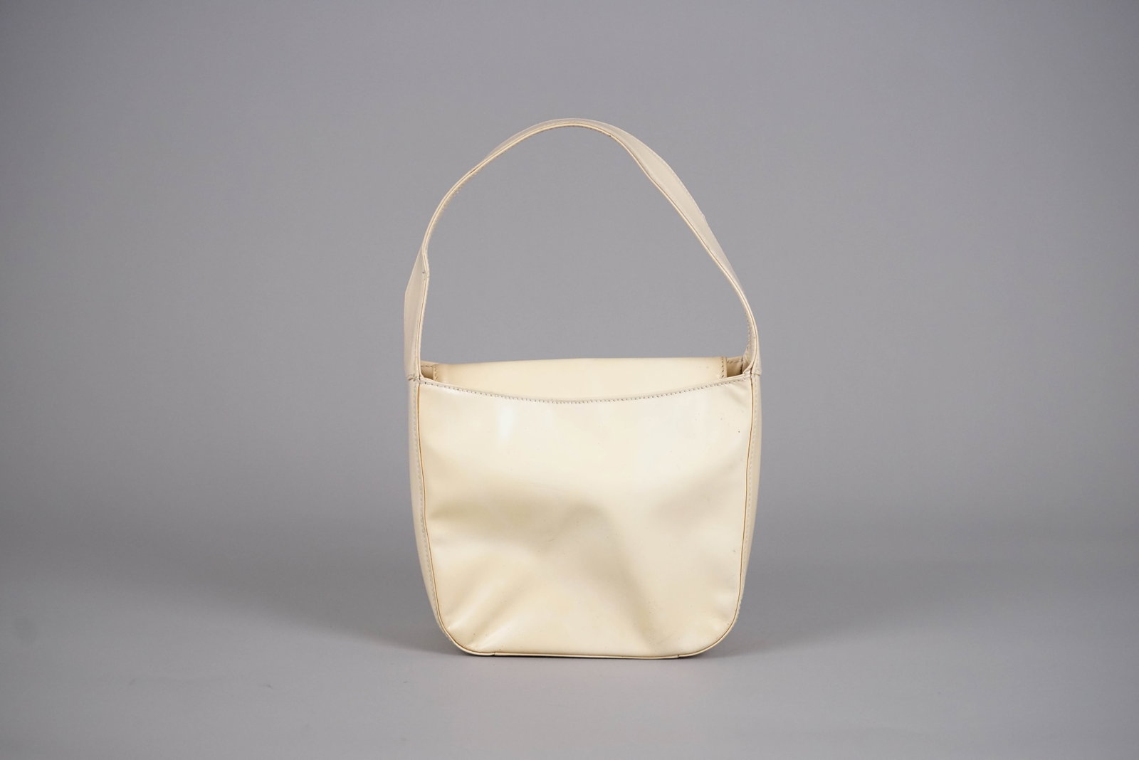 GUCCI PATENT LEATHER GG CREAM HANDBAG - 5
