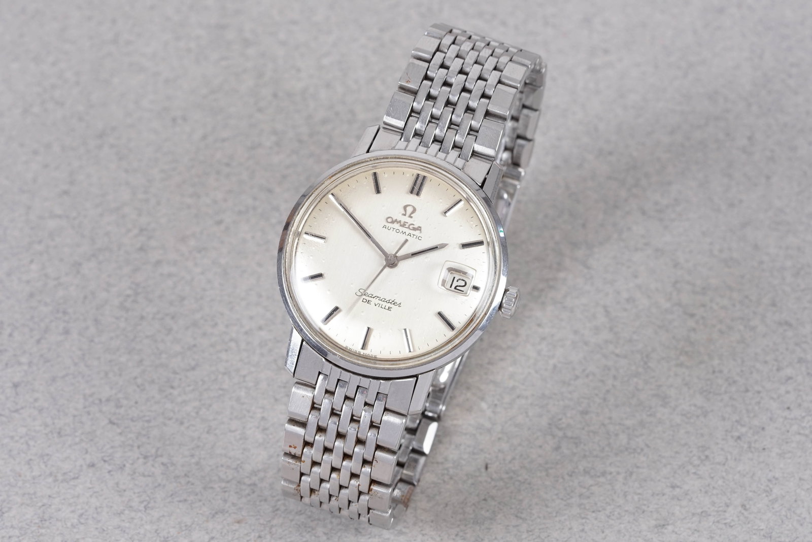 OMEGA SEAMASTER DE VILLE AUTOMATIC REF. 166.020: OMEGA SEAMASTER DE VILLE AUTOMATIC REF. 166.020, this watch is a ref. 166.020 and is fitted with a circular white dial with date window, Baton hour markers and hands. The 35mm steel case is fitted