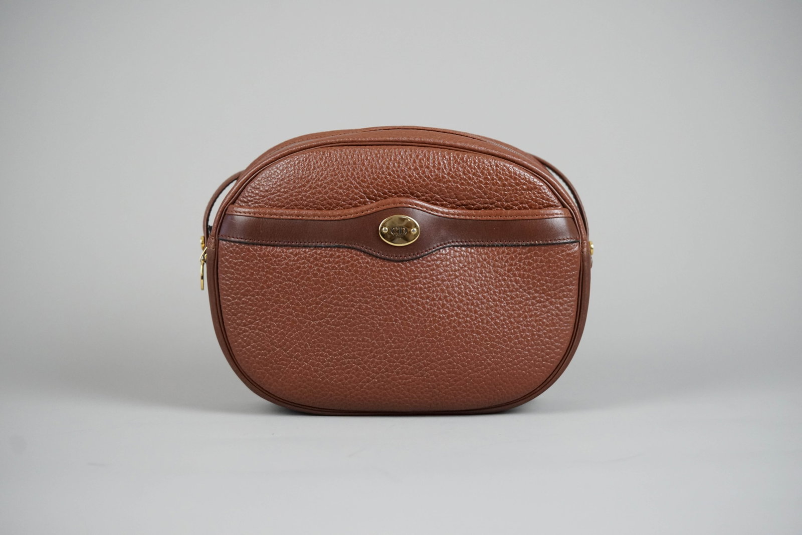 DIOR SHOULDER BAG LEATHER BROWN CHARM: DIOR SHOULDER BAG LEATHER BROWN CHARM DIMENSIONS: Width 22cm, height 15cm, depth 7cm COLOUR: Brown MATERIAL: Leather ACCESSORIES: N/A CONDITION RANK: BC If you have any questions regarding this lot