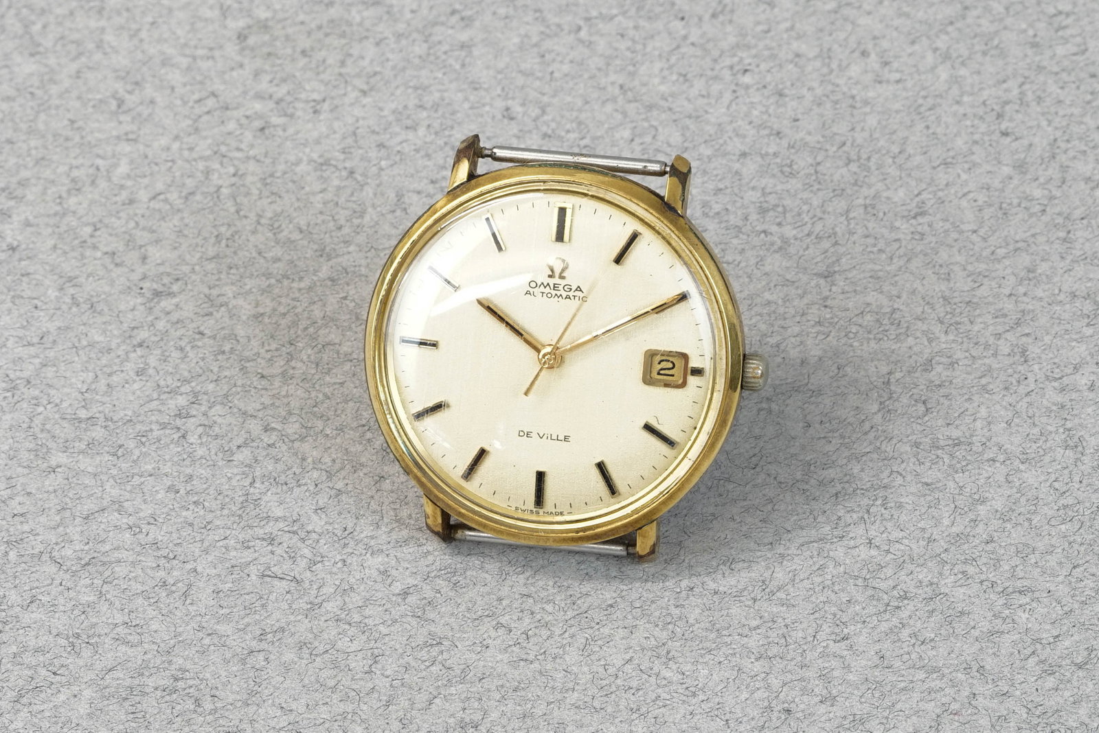 OMEGA DE VILLE AUTOMATIC DATE WRISTWATCH: OMEGA DE VILLE AUTOMATIC DATE WRISTWATCH DIAL: circular cream dial, baton hands and hour markers, date window CASE: 35mm gold plated case, snap case back, omega crown MOVEMENT: automatic movement