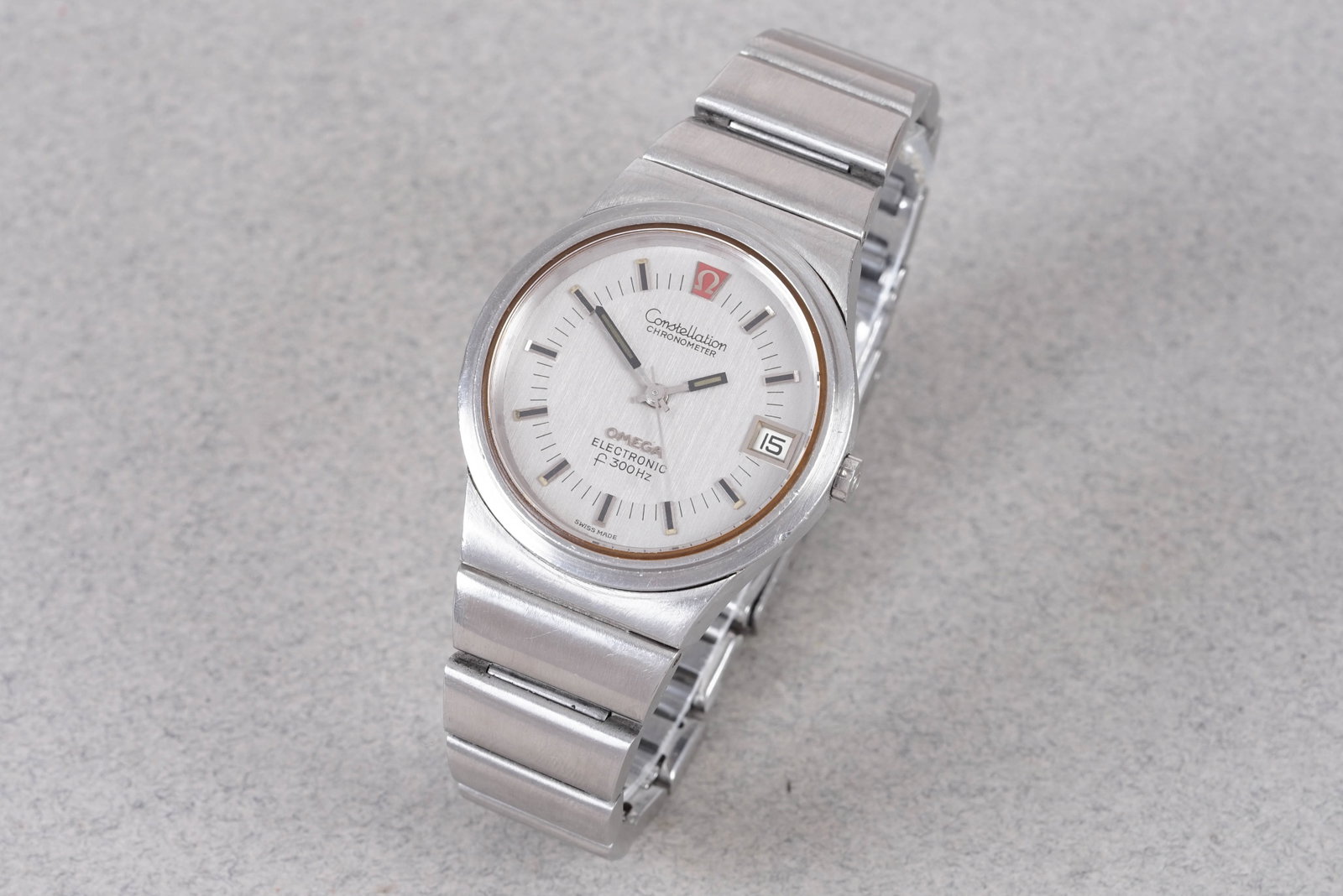 *NO RESERVE* OMEGA CONSTELLATION CHRONOMETER ELECTRONIC F300HZ DATE WRISTWATCH: OMEGA CONSTELLATION CHRONOMETER ELECTRONIC F300HZ DATE WRISTWATCH, this watch is fitted with a round white dial with date window, baton hour markers and hands. The 36mm steel case is fitted with a