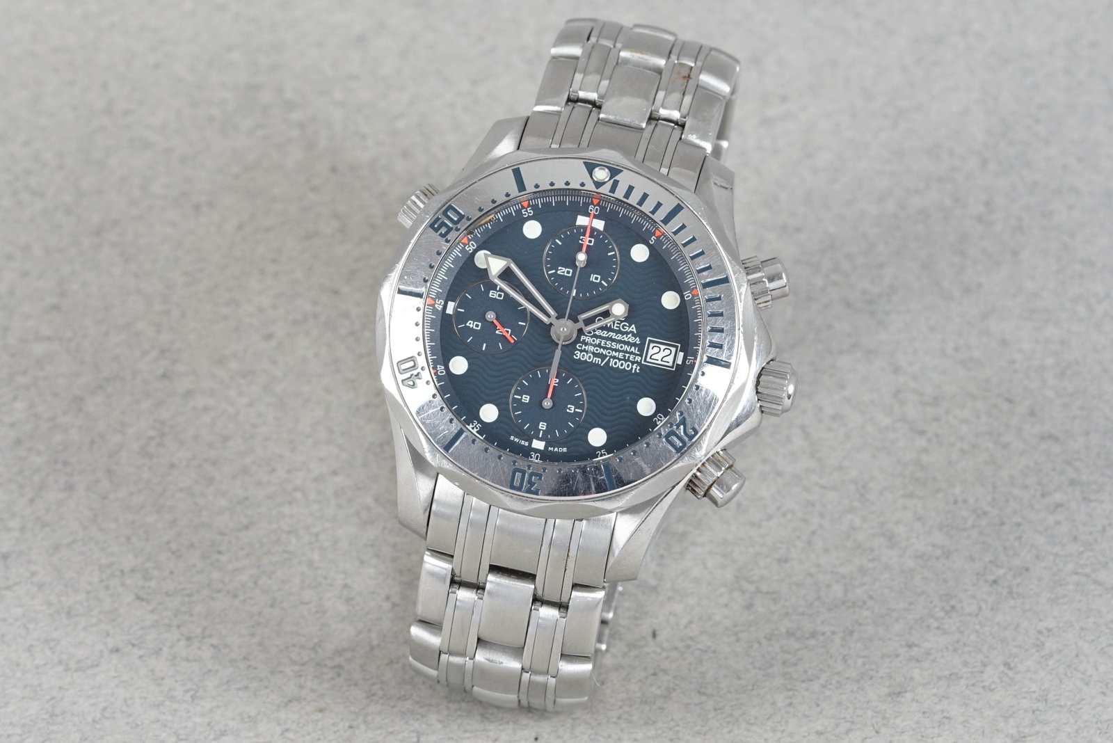 *NO RESERVE* OMEGA SEAMASTER AUTOMATIC CHRONOGRAPH REF. 2598.80 CIRCA 1999: OMEGA SEAMASTER AUTOMATIC CHRONOGRAPH REF. 2598.80 CIRCA 1999 DIAL: Circular navy dial with wave finish, triple register, Lume dot hour markers and a date CASE: 44mm stainless steel, twin pushers and
