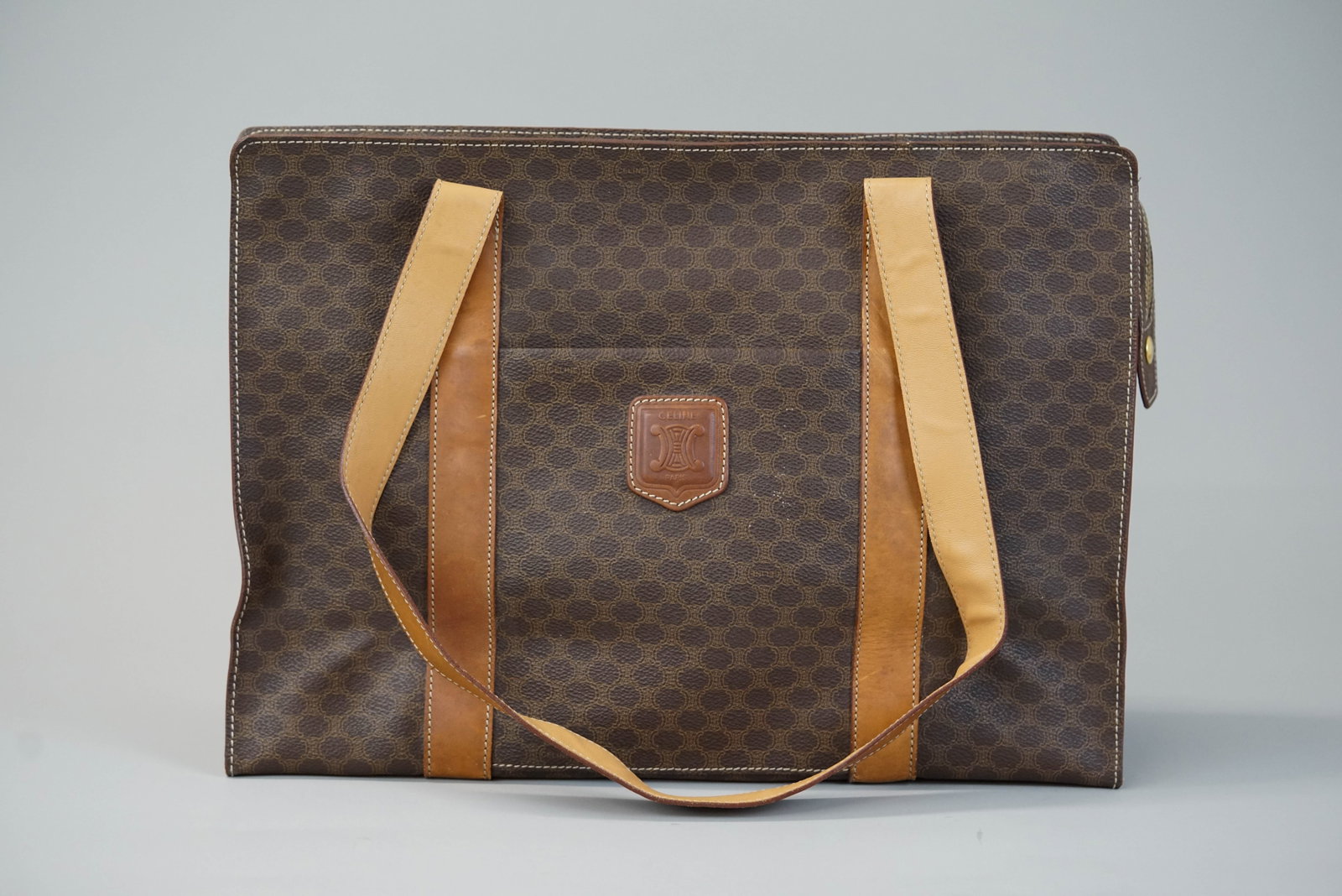 CELINE MACADAM TOTE BAG: CELINE MACADAM TOTE BAG DIMENSIONS: Width 40cm, height 28cm, depth 12cm COLOUR: Brown MATERIAL: Coated canvas ACCESSORIES: n/a CONDITION RANK:B If you have any questions regarding this lot please