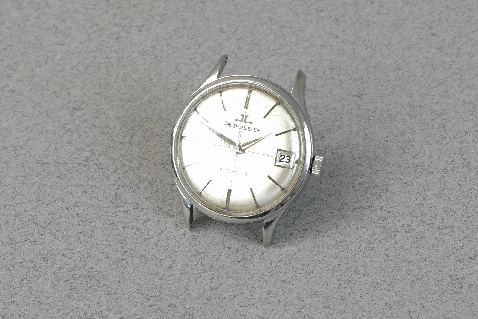 JAEGER LE COULTRE AUTOMATIC DATE WRISTWATCH: JAEGER LE COULTRE AUTOMATIC DATE WRISTWATCH DIAL: circular white crosshair dial, baton hour markers dagger hands, date window CASE: 32mm steel case, screw case back, JLC crown> MOVEMENT: automatic