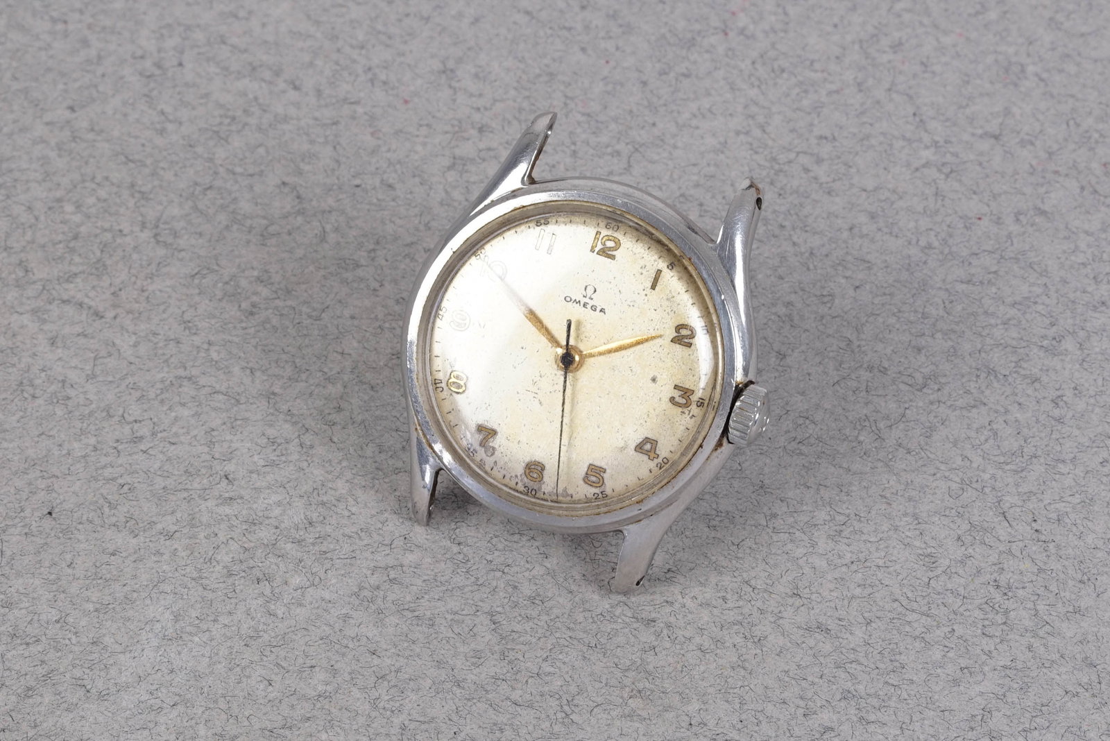 *NO RESERVE* OMEGA ARABIC DIAL WRISTWATCH REF. 2328-1 CIRCA 1944: OMEGA ARABIC DIAL WRISTWATCH REF. 2328-1 CIRCA 1944, this watch is fitted with a circular patina dial, numerical hour markers and sword hands. The 32mm steel case is fitted with an omega crown and a