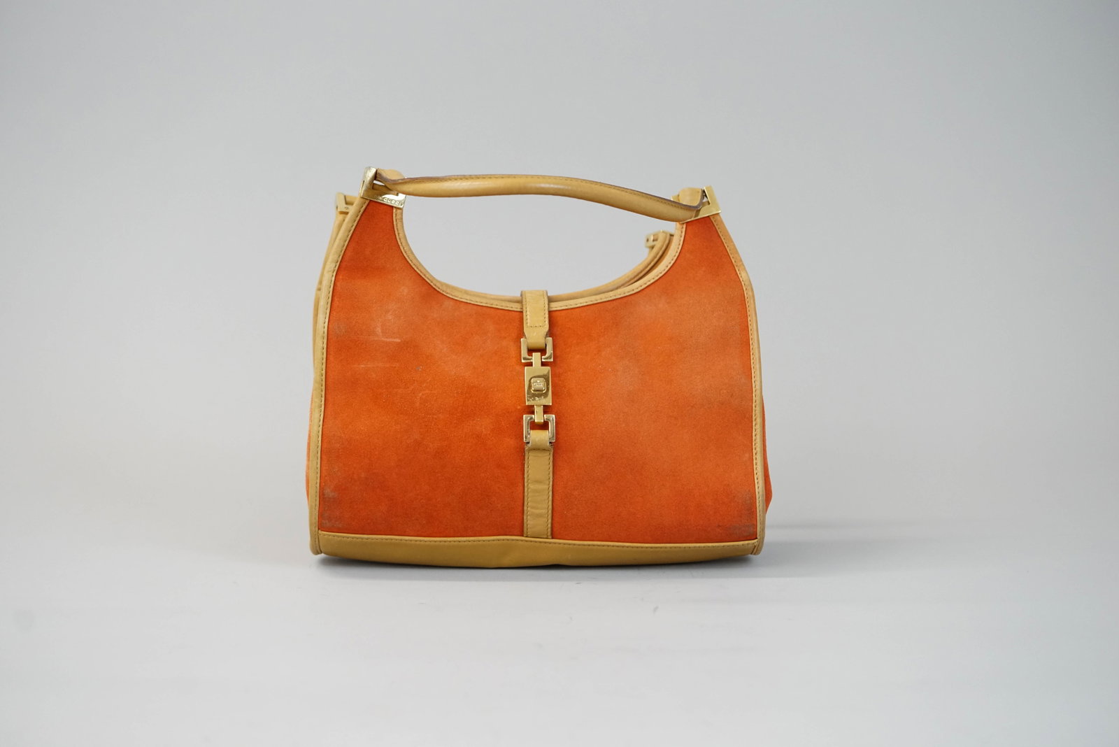 GUCCI JACKIE SUEDE AND LEATHER HANDBAG: GUCCI JACKIE SUEDE AND LEATHER HANDBAG DIMENSIONS: Width 26cm, height 19cm, depth 6cm COLOUR: Orange MATERIAL: Suede and leather ACCESSORIES: n/a CONDITION RANK:C If you have any questions regarding