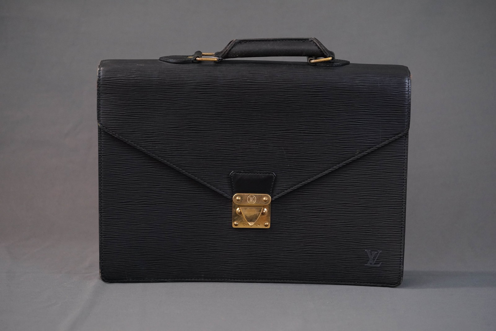 *NO RESERVE* LOUIS VUITTON EPI SERVIETTE CONSEIL BAG BRIEFCASE M54422 MI0999: LOUIS VUITTON EPI SERVIETTE CONSEIL BAG BRIEFCASE M54422 MI0999, width cm, height cm, depth cm. If you have any questions regarding this lot please contact us. For further information on our auction,