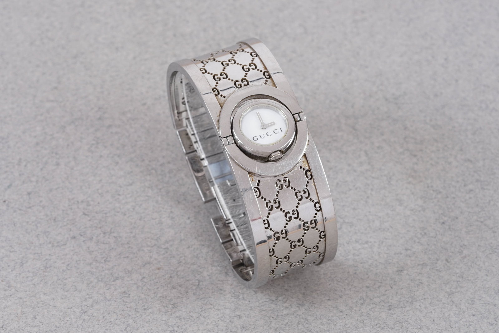*NO RESERVE* GUCCI GG BANGLE WRISTWATCH W/ BOX REF. 112 - 2