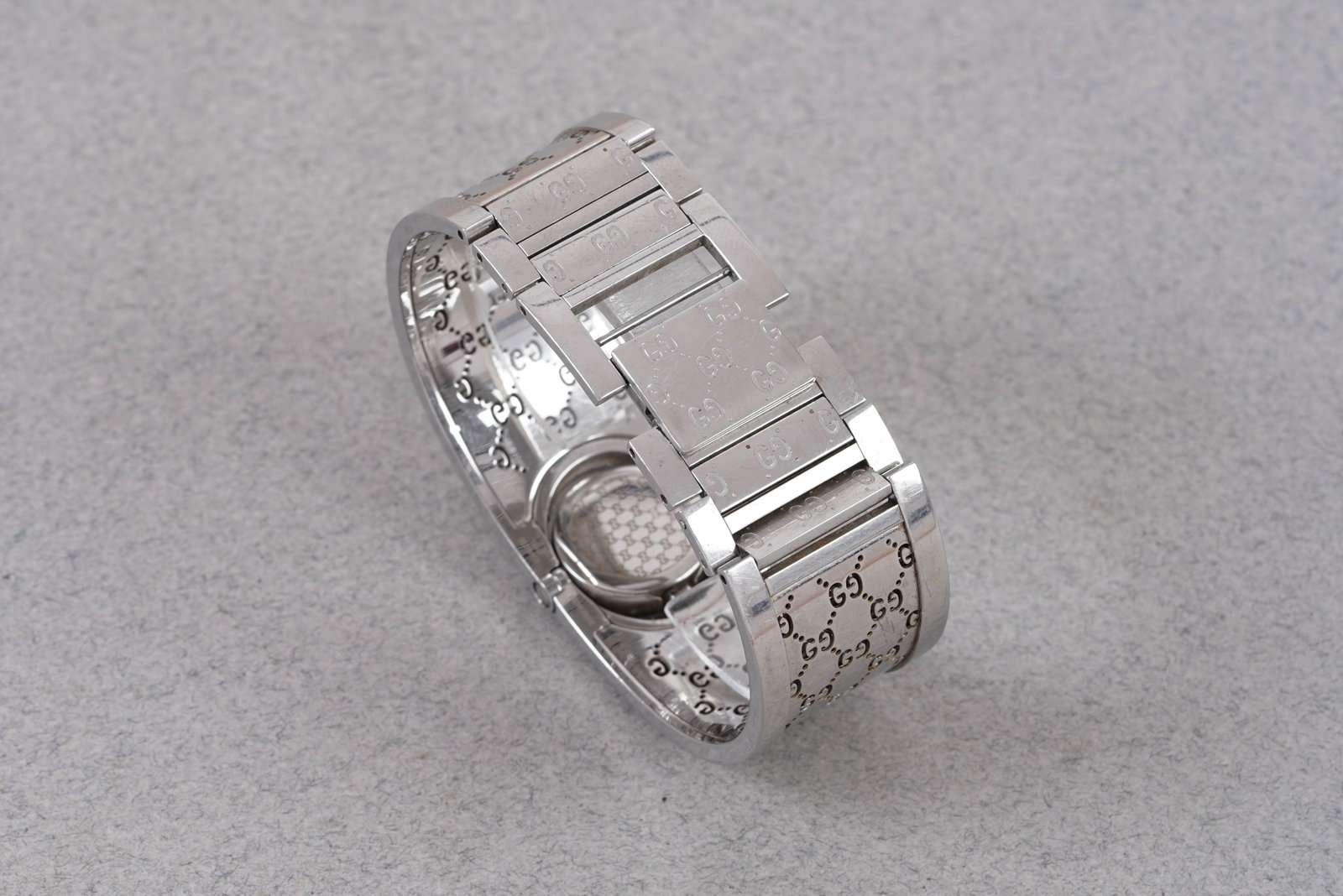 *NO RESERVE* GUCCI GG BANGLE WRISTWATCH W/ BOX REF. 112 - 4