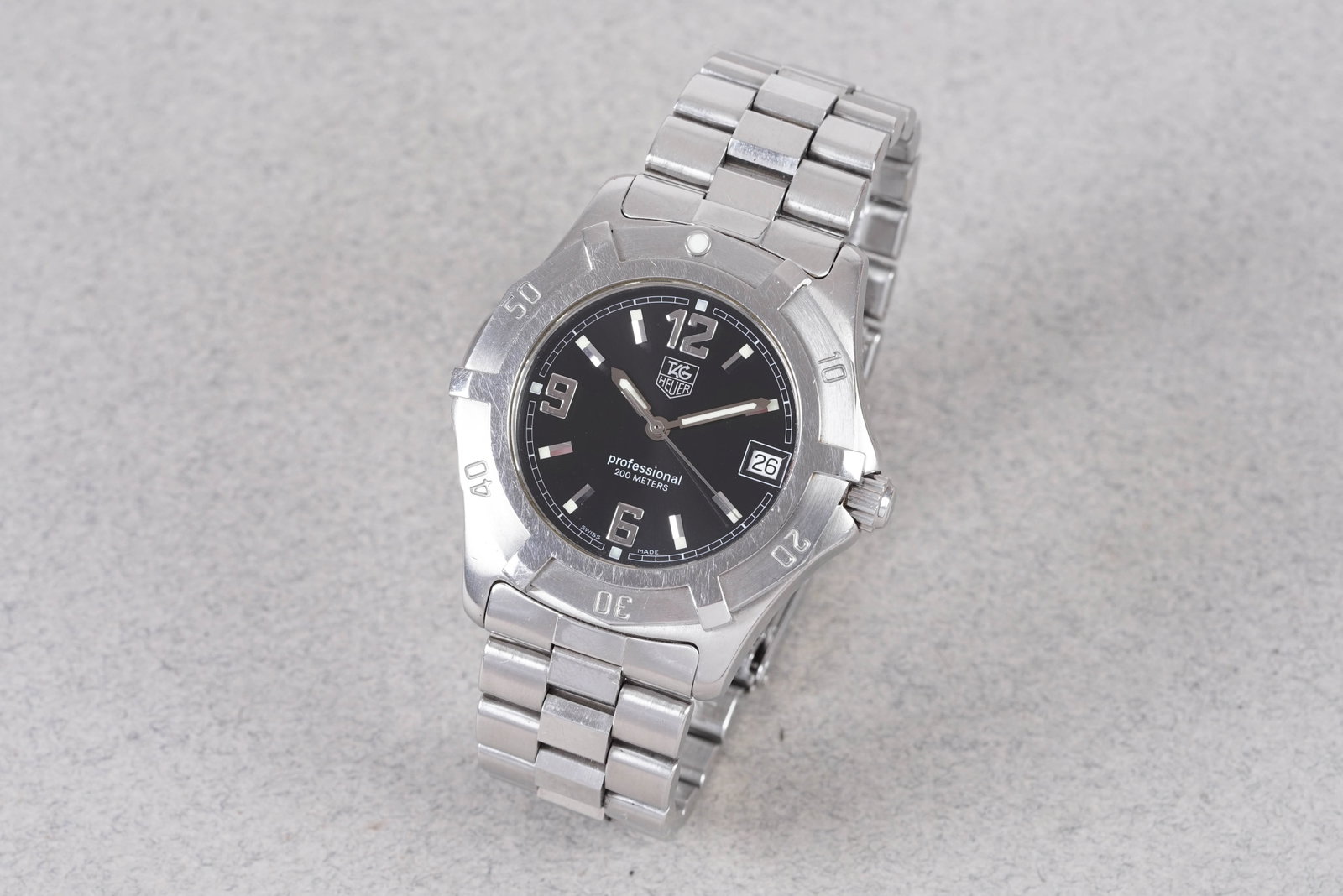 *NO RESERVE* TAG HEUER PROFESSIONAL 2000 SERIES DATE REF. WN1110: TAG HEUER PROFESSIONAL 2000 SERIES DATE REF. WN1110, this watch is a ref. WN1110 and is fitted with a circular black dial with a date window, applied hour markers and hands. The 38mm stainless steel c