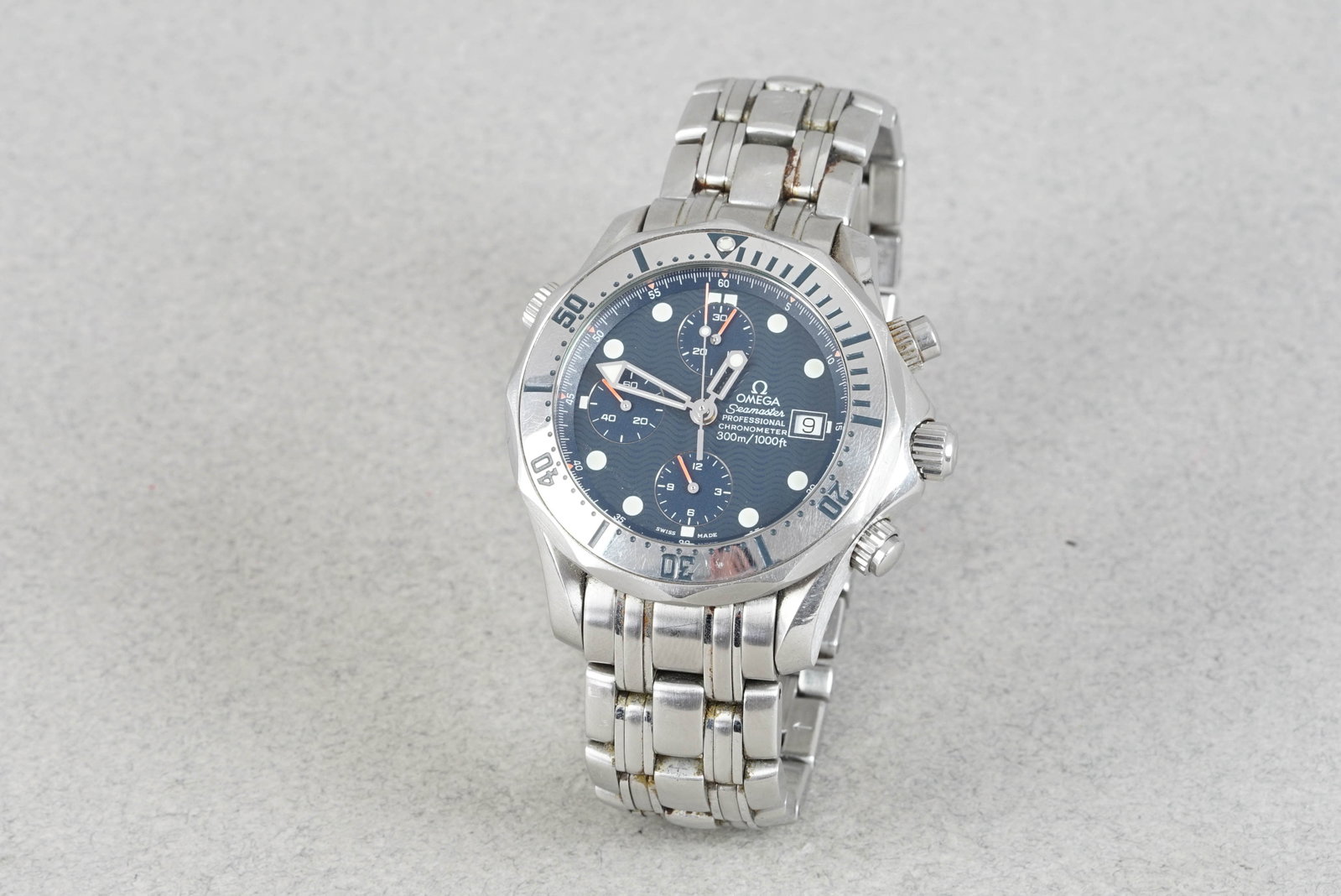 *NO RESERVE* OMEGA SEAMASTER AUTOMATIC CHRONOGRAPH W/ BOX & GUARANTEE CARD REF. 2598.80 CIRCA 1999: OMEGA SEAMASTER AUTOMATIC CHRONOGRAPH W/ BOX & GUARANTEE CARD REF. 2598.80 CIRCA 1999 DIAL: Circular navy dial with wave pattern, triple register, Lume dot hour markers, date window CASE: 44mm sta