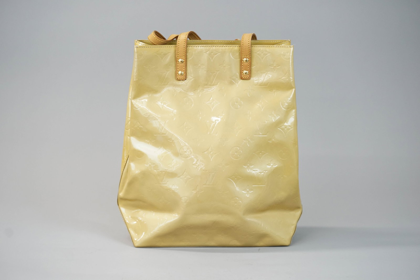 LOUIS VUITTON MONOGRAM EMBOSSED TOTE HANDBAG: LOUIS VUITTON MONOGRAM EMBOSSED TOTE HANDBAG DIMENSIONS: Width 24cm, height 34cm, depth 11.5cm COLOUR: gold MATERIAL: vinyl ACCESSORIES: n/a CONDITION RANK:B If you have any questions regarding this