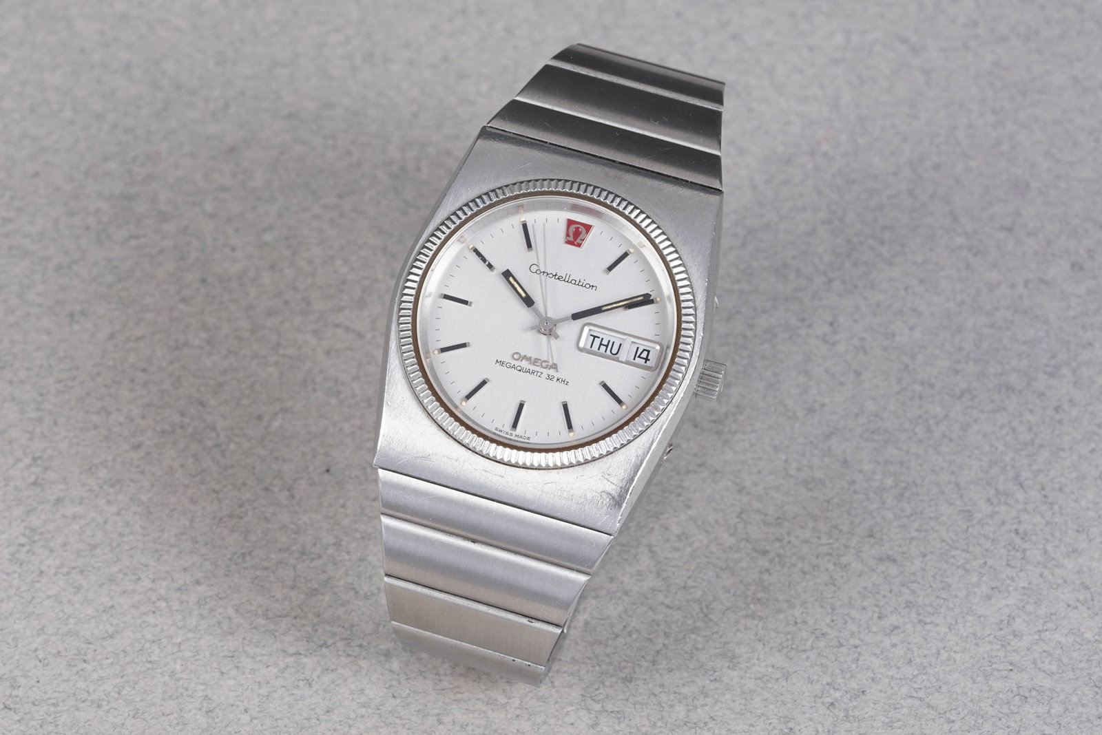 OMEGA CONSTELLATION MEGAQUARTZ 32 KHZ DAY DATE W/ GUARANTEE PAPERS REF. 3960809 CIRCA 1975 - 2
