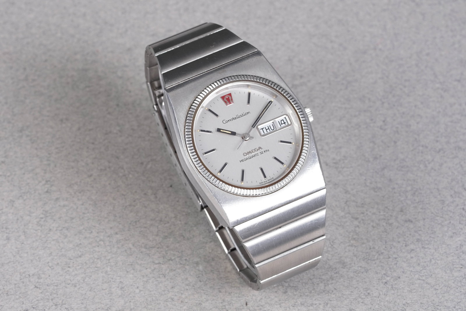 OMEGA CONSTELLATION MEGAQUARTZ 32 KHZ DAY DATE W/ GUARANTEE PAPERS REF. 3960809 CIRCA 1975 - 3