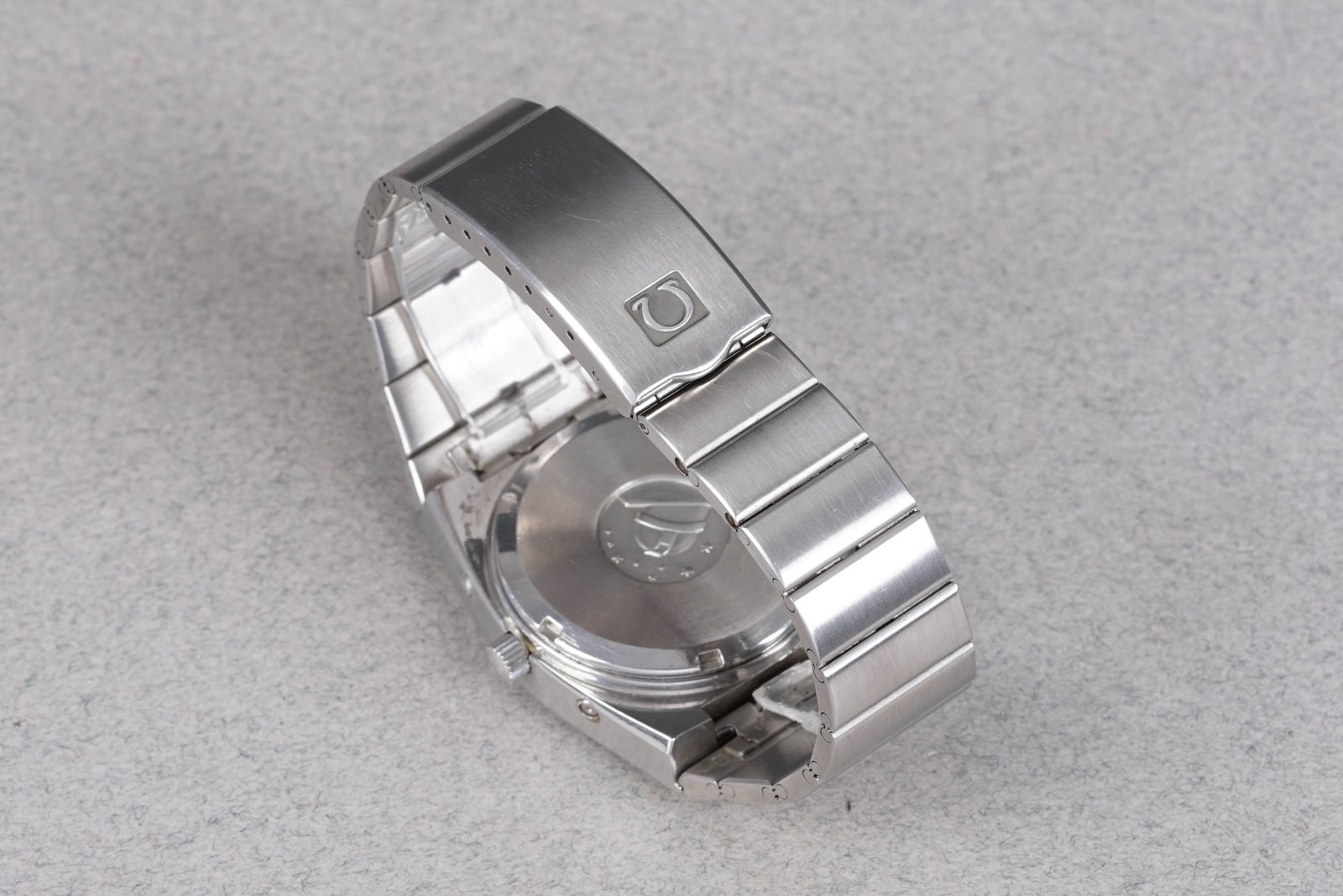 OMEGA CONSTELLATION MEGAQUARTZ 32 KHZ DAY DATE W/ GUARANTEE PAPERS REF. 3960809 CIRCA 1975 - 5