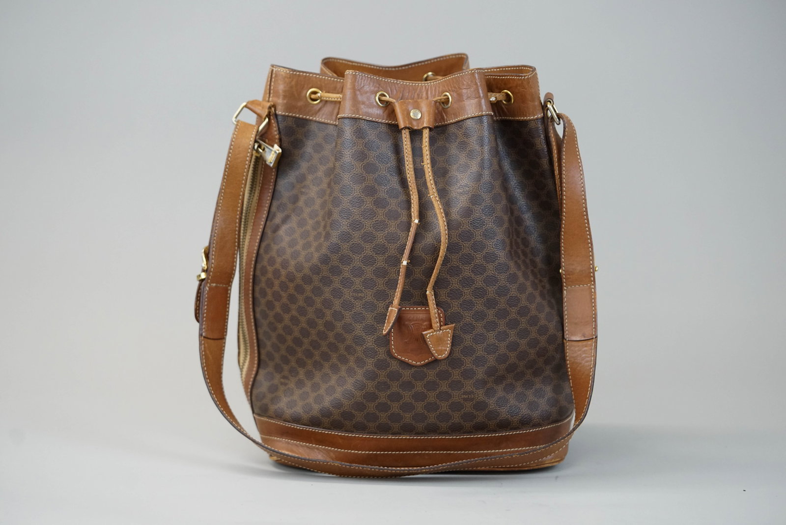CELINE MACADAM BAG: CELINE MACADAM BAG DIMENSIONS: Width 24cm, height 33cm, depth 15cm COLOUR: Brown MATERIAL: Coated canvas ACCESSORIES: n/a CONDITION RANK:BC If you have any questions regarding this lot please contact