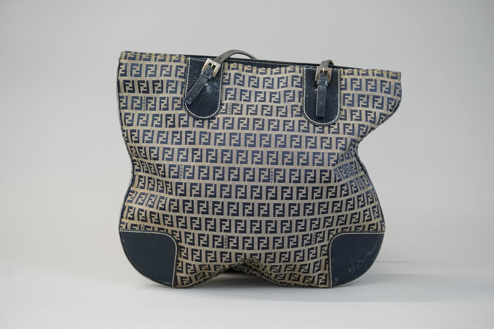 FENDI MONOGRAM BAG: FENDI MONOGRAM BAG DIMENSIONS: Width 38cm, height 33cm, depth 1cm COLOUR: brown MATERIAL: Canvas leather trim ACCESSORIES: n/a CONDITION RANK:C If you have any questions regarding this lot please