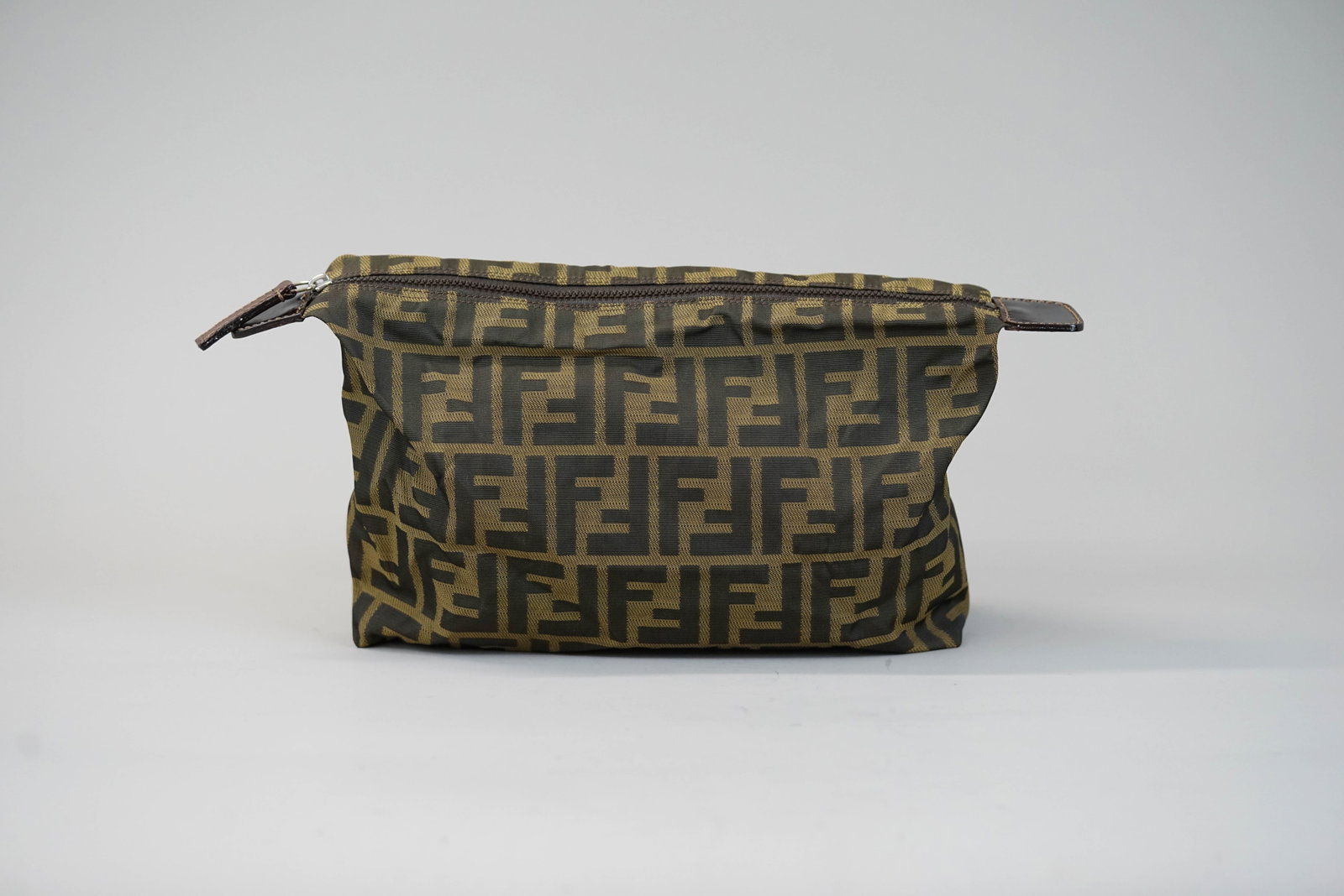 FENDI OCCASIONAL MAKE UP BAG: FENDI OCCASIONAL MAKE UP BAG DIMENSIONS: Width 27cm, height 16cm, depth 8cm COLOUR: Brown MATERIAL: Nylon ACCESSORIES: Fendi tag CONDITION RANK:B If you have any questions regarding this lot please