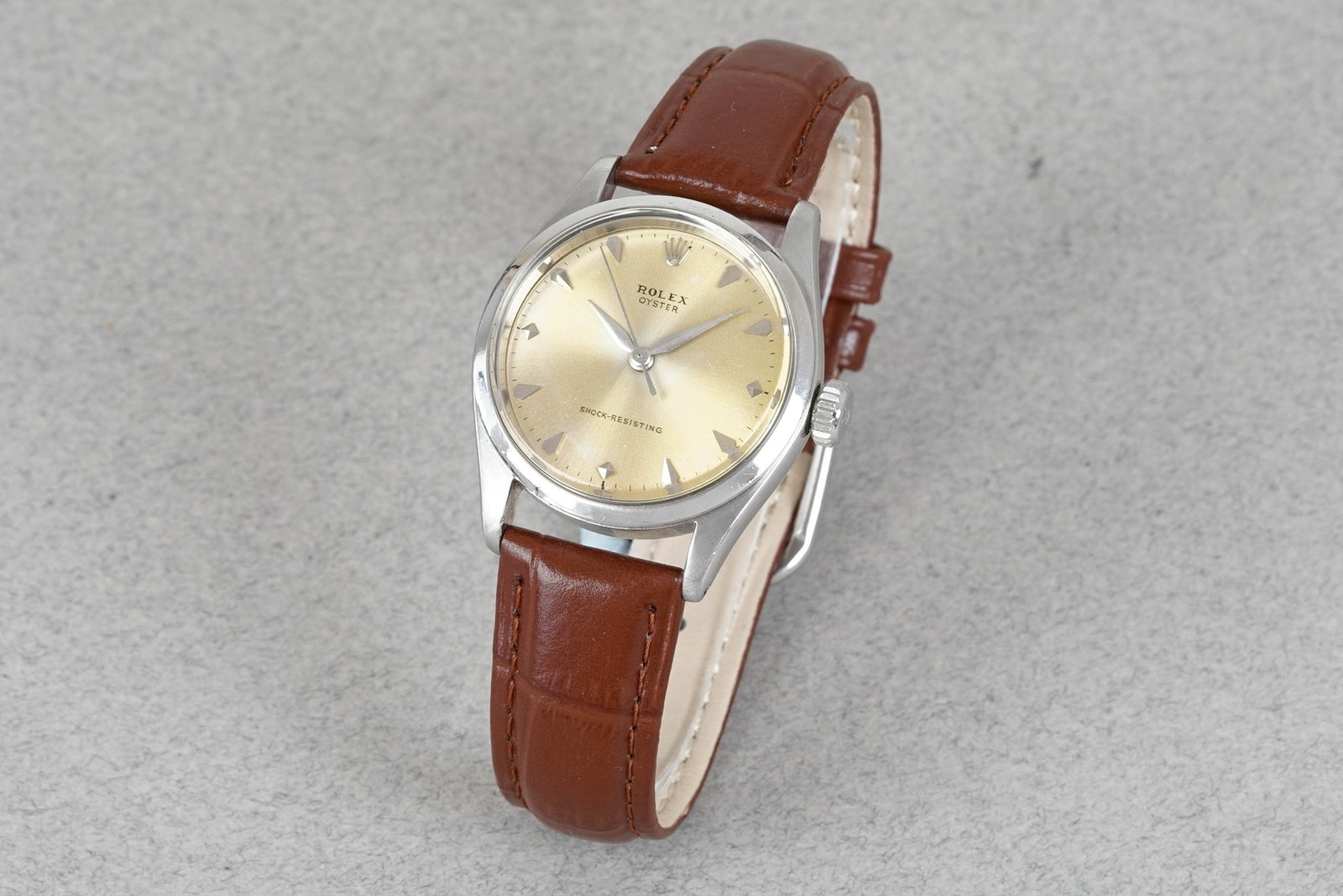*NO RESERVE* ROLEX OYSTER WRISTWATCH REF. 6244 CIRCA 1954: ROLEX OYSTER WRISTWATCH REF. 6244 CIRCA 1954, this watch is fitted with a round gold coloured dial with dagger hour markers and hands. The 32mm steel case is fitted with a Rolex crown and a screw