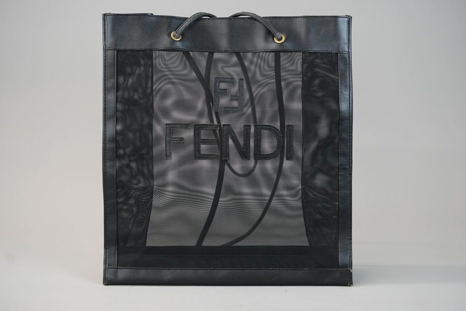 FENDI MESH TOTE BAG: FENDI MESH TOTE BAG DIMENSIONS: Width 35cm, height 39cm, depth 12cm COLOUR: Black MATERIAL: Leather and nylon ACCESSORIES: n/a CONDITION RANK:BC If you have any questions regarding this lot please con