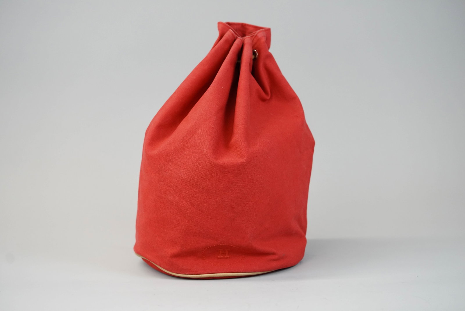 HERMES RED CANVAS SHOULDER BAG: HERMES RED CANVAS SHOULDER BAG DIMENSIONS: Width 24cm, height 37cm, depth 24cm COLOUR: Red MATERIAL: Canvas leather trim ACCESSORIES: n/a CONDITION RANK:BC If you have any questions regarding this