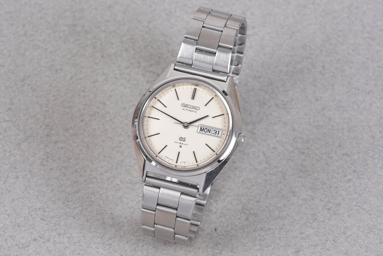 *NO RESERVE* GRAND SEIKO HI-BEAT AUTOMATIC DAY DATE REF. 5646-7010: GRAND SEIKO HI-BEAT AUTOMATIC DAY DATE REF. 5646-7010 DIAL: Circular white dial with stick hour marks, day date windows CASE: 36mm stainless steel, GS crown, screw down case back MOVEMENT: Automatic
