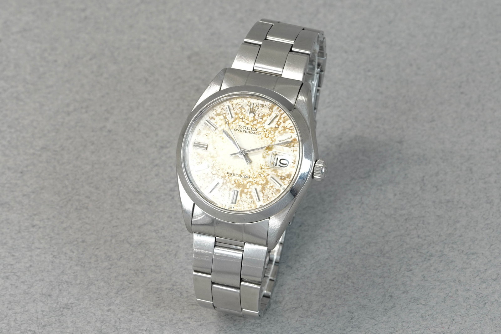 ROLEX OYSTERDATE PRECISION REF. 6694 CIRCA 1970: ROLEX OYSTERDATE PRECISION REF. 6694 CIRCA 1970 DIAL: circular patina white dial, steel baton hour markers and hands, date window CASE: 35mm steel case, screw case back. MOVEMENT: manual wind