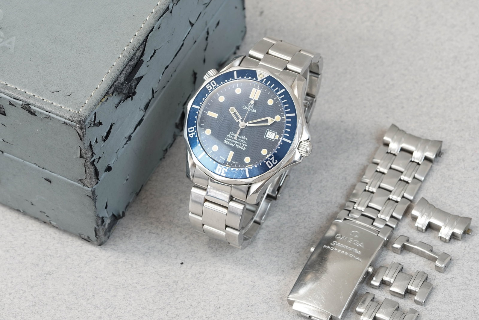 OMEGA SEAMASTER 300 PROFESSIONAL W/ BOX & BRACELET REF. 2531.80: OMEGA SEAMASTER 300 PROFESSIONAL W/ BOX & BRACELET REF. 2531.80 DIAL: circular blue dial, dot and baton hour markers ,pencil hands, date window CASE: 41mm steel case, screw down crown,