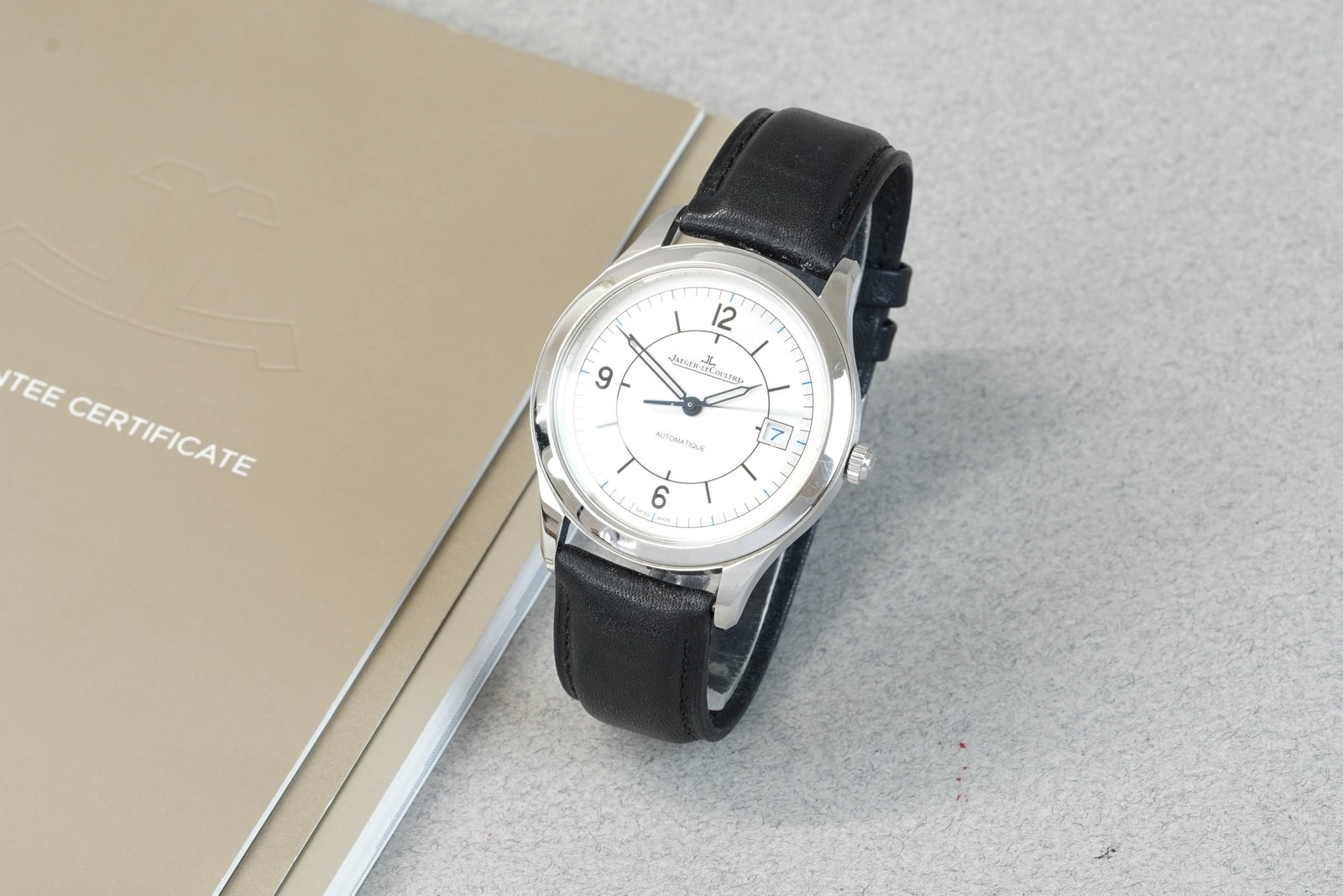 JAEGER-LECOULTRE MASTER CONTROL DATE W/ GUARANTEE PAPERS REF. Q1548530 CIRCA 2017: JAEGER-LECOULTRE MASTER CONTROL DATE W/ GUARANTEE PAPERS REF. Q1548530 CIRCA 2017 DIAL: circular steel and white bullseye dial, 3,6,9 hour markers, pencil hands and date window CASE: 39mm steel case,