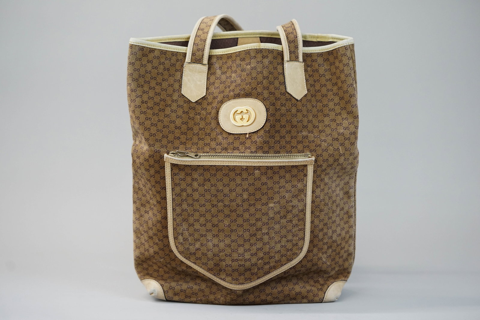 GUCCI TOTE BAG: GUCCI TOTE BAG DIMENSIONS: Width 25cm, height 37cm, depth 8cm COLOUR: Brown MATERIAL: suede canvas leather trim ACCESSORIES: n/a CONDITION RANK:C If you have any questions regarding this lot please