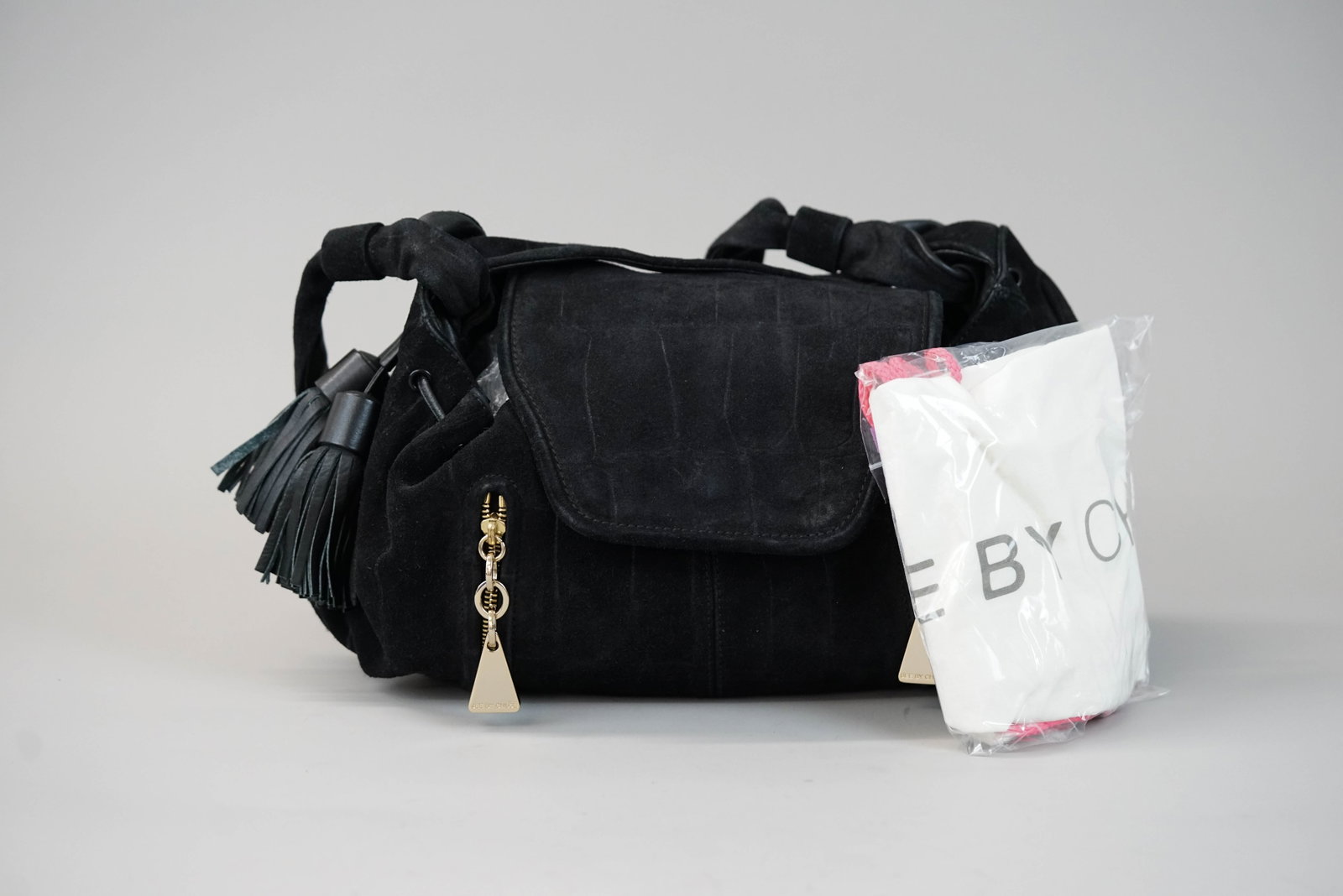 SEE BY CHLOE BLACK SUEDE HANDBAG: SEE BY CHLOE BLACK SUEDE HANDBAG DIMENSIONS: Width 30cm, height cm, depth 720cm COLOUR: Black MATERIAL: Suede leather ACCESSORIES: Dust bag CONDITION RANK:B If you have any questions regarding this