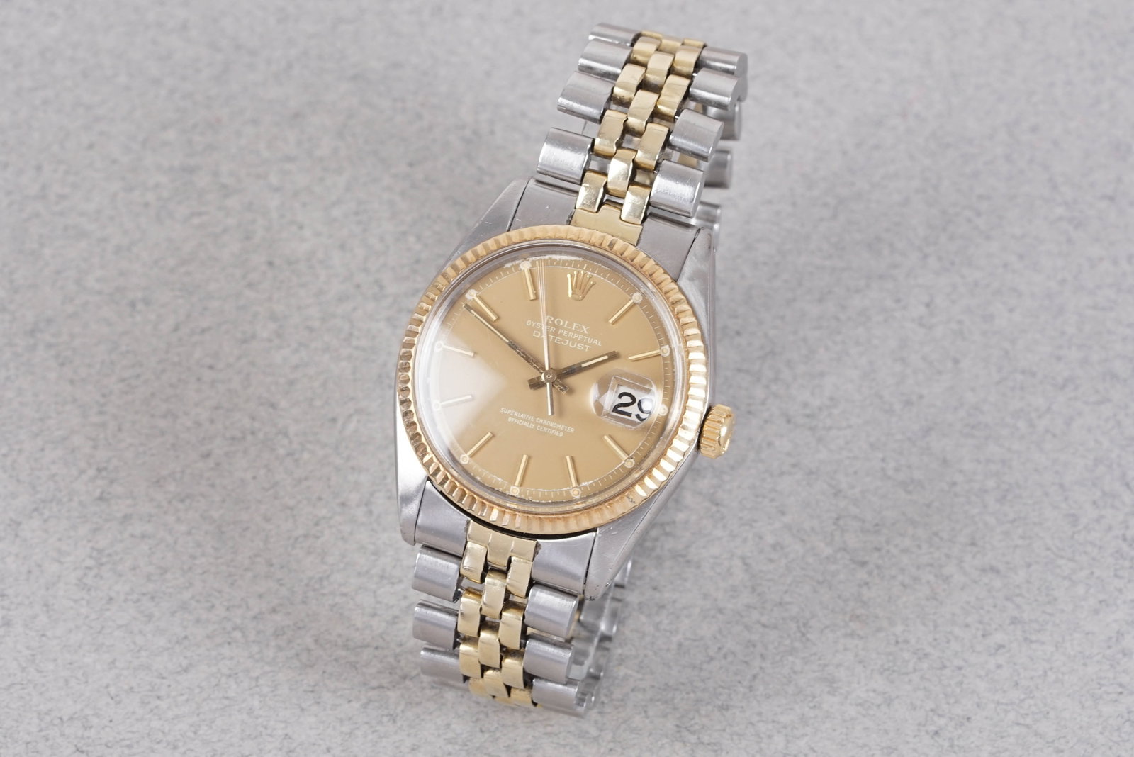 ROLEX OYSTER PERPETUAL DATEJUST STEEL & GOLD PIE PAN DIAL REF. 1601 CIRCA 1978: ROLEX OYSTER PERPETUAL DATEJUST STEEL & GOLD PIE PAN DIAL REF. 1601 CIRCA 1978, this watch is fitted with a circular gold dial with a caramel patina and date window baton hour markers and hands. T