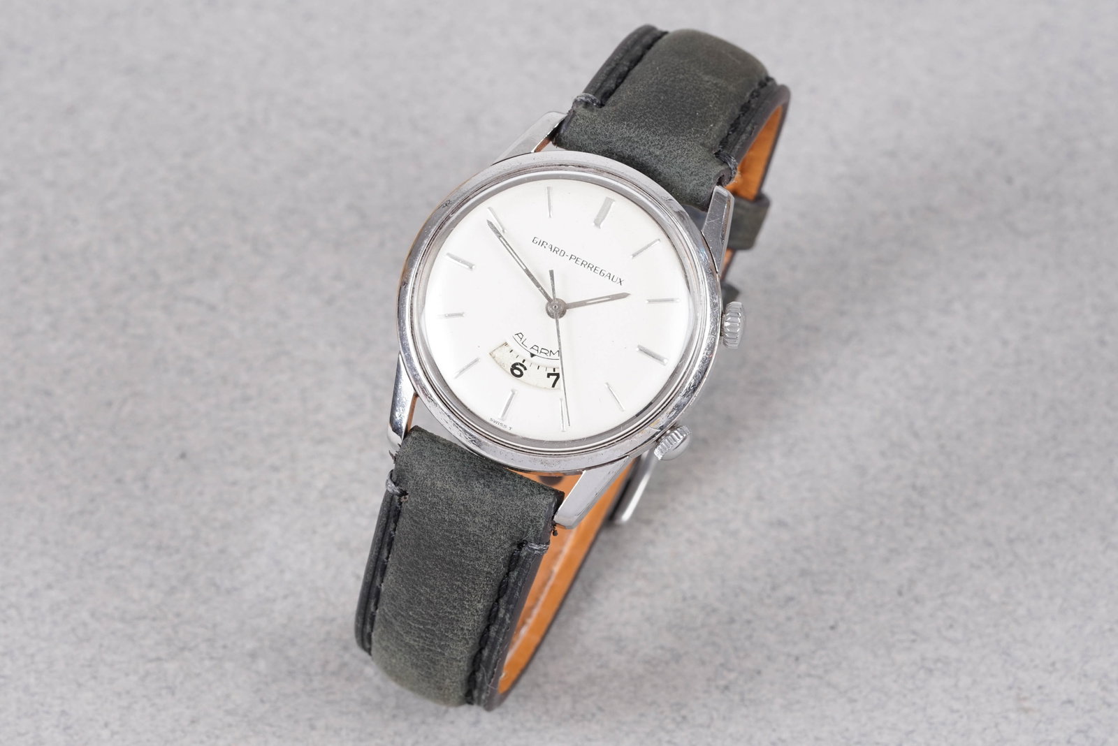 *NO RESERVE* GIRARD PERREGAUX ALARM WRISTWATCH: GIRARD PERREGAUX ALARM WRISTWATCH, this watch is fitted with a white round dial with alarm setting window, baton hour markers and hands. The 35mm steel case is fitted with dual crowns and a screw