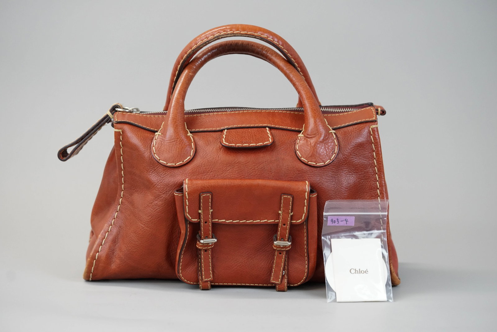 CHLOE RED LEATHER HANDBAG: CHLOE RED LEATHER HANDBAG DIMENSIONS: Width 42cm, height 22cm, depth 11.5cm COLOUR: Red MATERIAL: Leather ACCESSORIES: swing tag and card CONDITION RANK:B If you have any questions regarding this lot