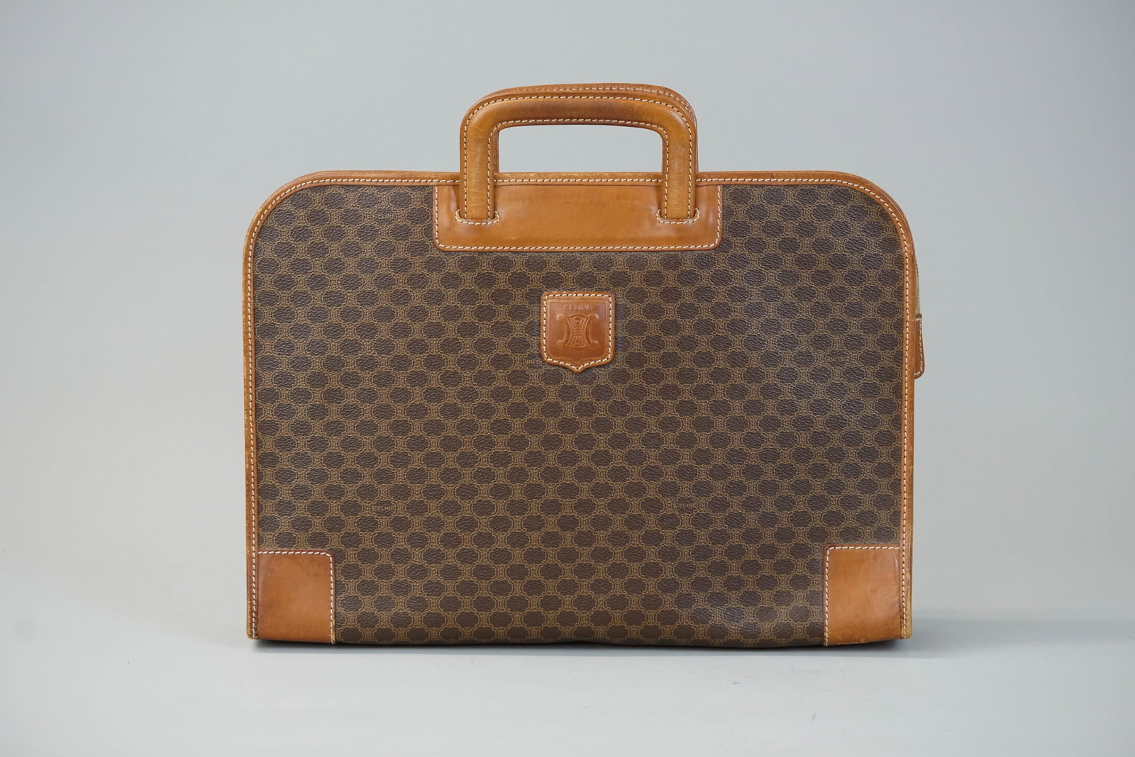 CHLOE MACADAM FOLIO BRIEF CASE: CHLOE MACADAM FOLIO BRIEF CASE DIMENSIONS: Width 39cm, 28height cm, depth 7cm COLOUR: Brown MATERIAL: Coated canvas ACCESSORIES: n/a CONDITION RANK:BC If you have any questions regarding this lot