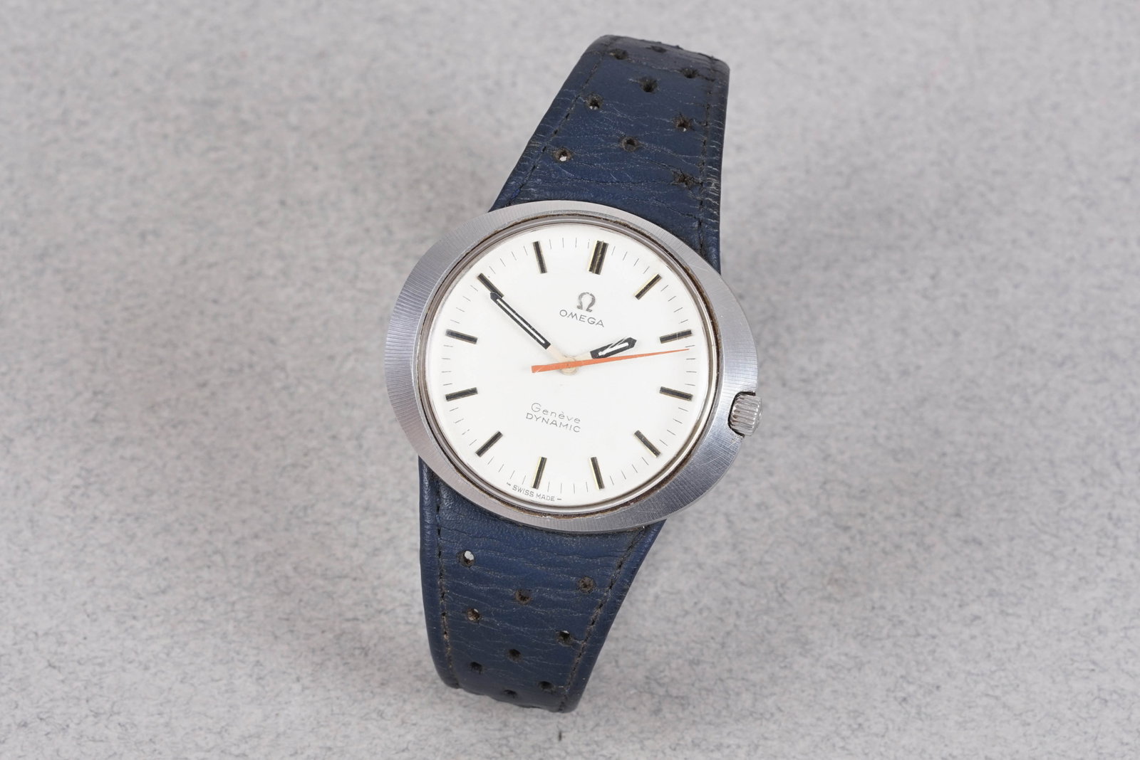*NO RESERVE* OMEGA DYNAMIC GENEVE WRISTWATCH: OMEGA DYNAMIC GENEVE WRISTWATCH, this watch is fitted with a white dial with, baton hour markers and hands, red seconds hand.. The 41mm oval steel case case is fitted with an omega crown and a screw