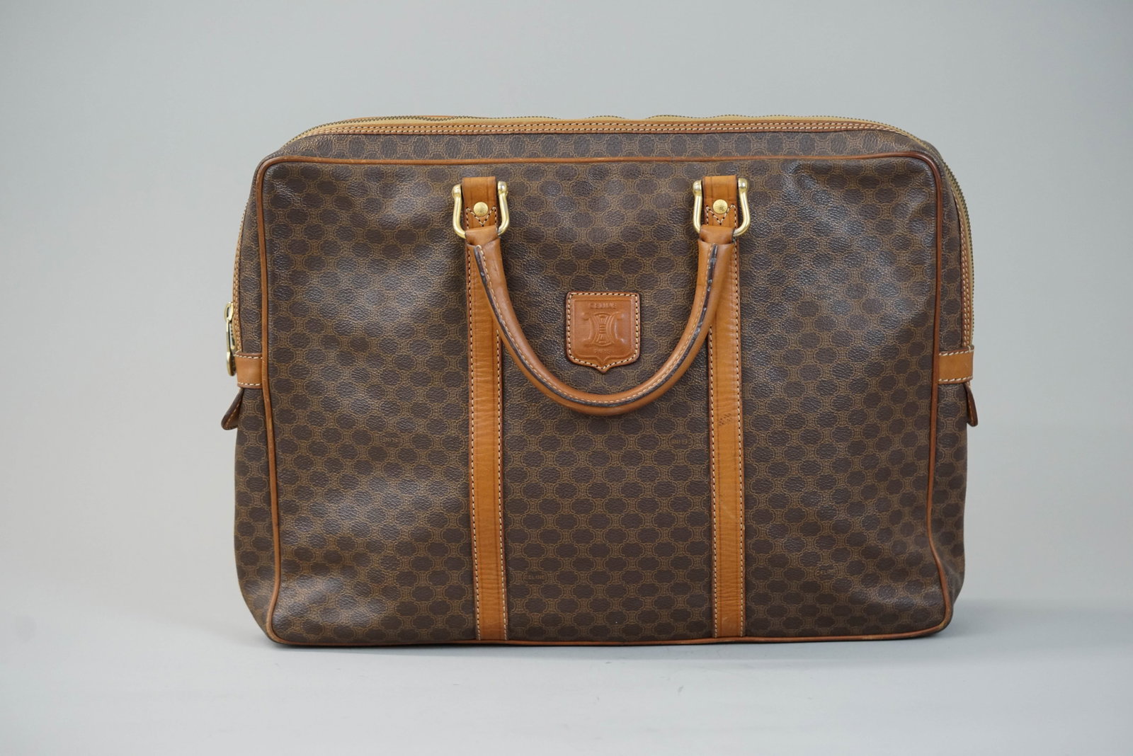 CELINE MACADAM BAG: CELINE MACADAM BAG DIMENSIONS: Width 40cm, height 30cm, depth 6cm COLOUR: Brown MATERIAL: Coated canvas ACCESSORIES: n/a CONDITION RANK:B If you have any questions regarding this lot please contact