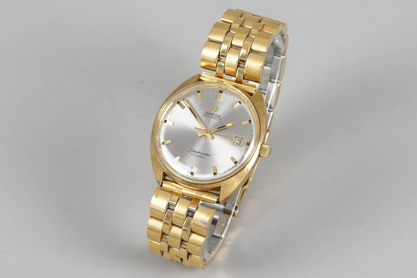 *NO RESERVE* OMEGA SEAMASTER COSMIC AUTOMATIC DATE GOLD PLATED WRISTWATCH: OMEGA SEAMASTER COSMIC AUTOMATIC DATE GOLD PLATED WRISTWATCH DIAL: Circular sunburst grey silver dial, applied gold markers and hands, date window CASE: 35mm gold plated, omega crown MOVEMENT: