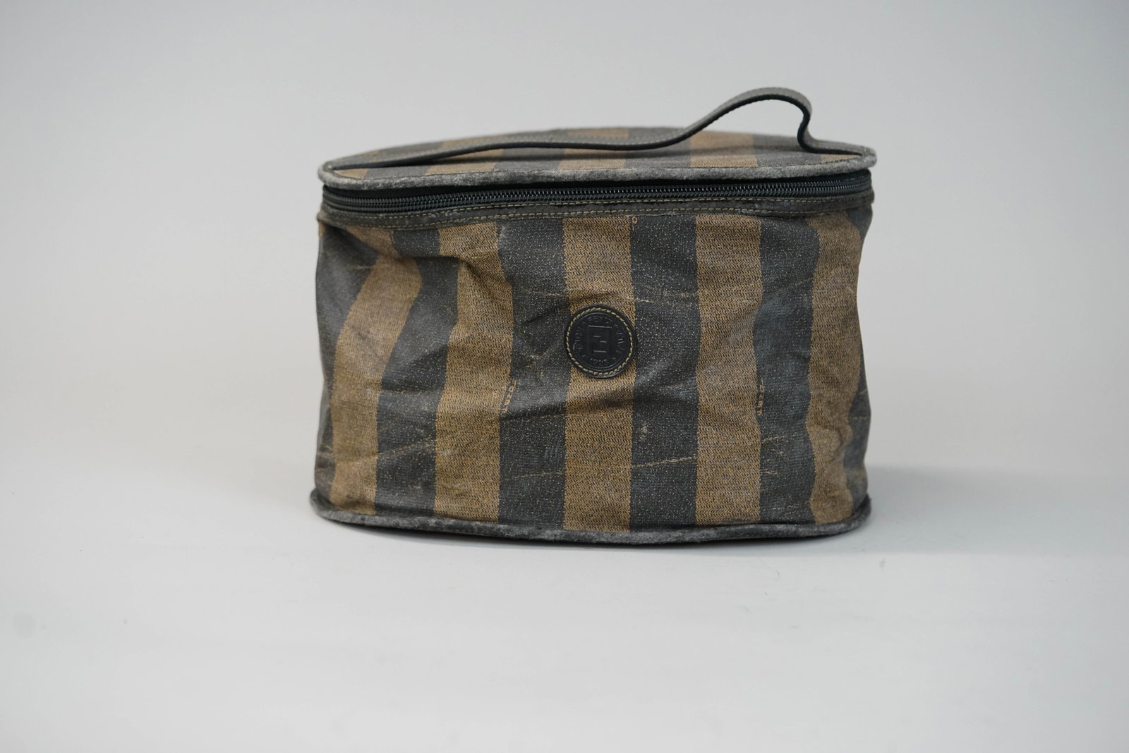 FENDI OCCASIONAL MAKE UP BAG: FENDI OCCASIONAL MAKE UP BAG DIMENSIONS: Width 25cm, height 16cm, depth 15cm COLOUR: Brown MATERIAL: Coated canvas ACCESSORIES: CONDITION RANK:CD If you have any questions regarding this lot please