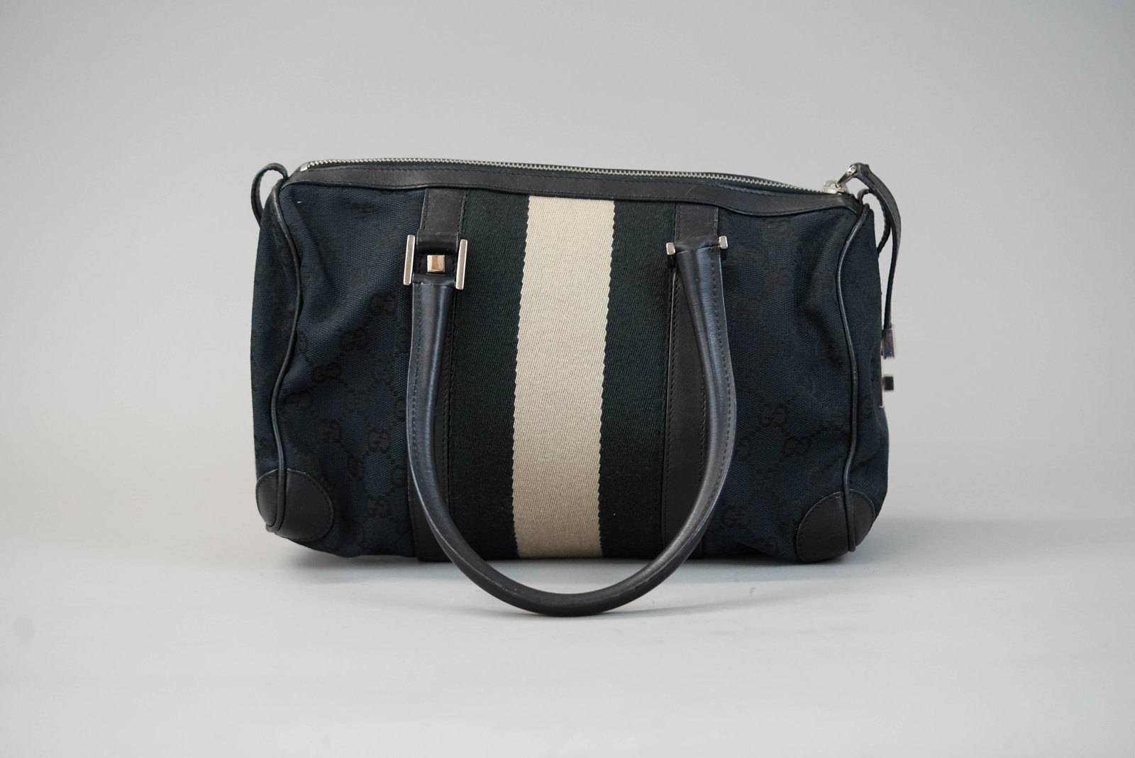 GUCCI TWO TONE HANDBAG: GUCCI TWO TONE HANDBAG DIMENSIONS: Width 27cm, height 17cm, depth 9cm COLOUR: Black MATERIAL: Canvas leather trim ACCESSORIES: n/a CONDITION RANK:BC If you have any questions regarding this lot