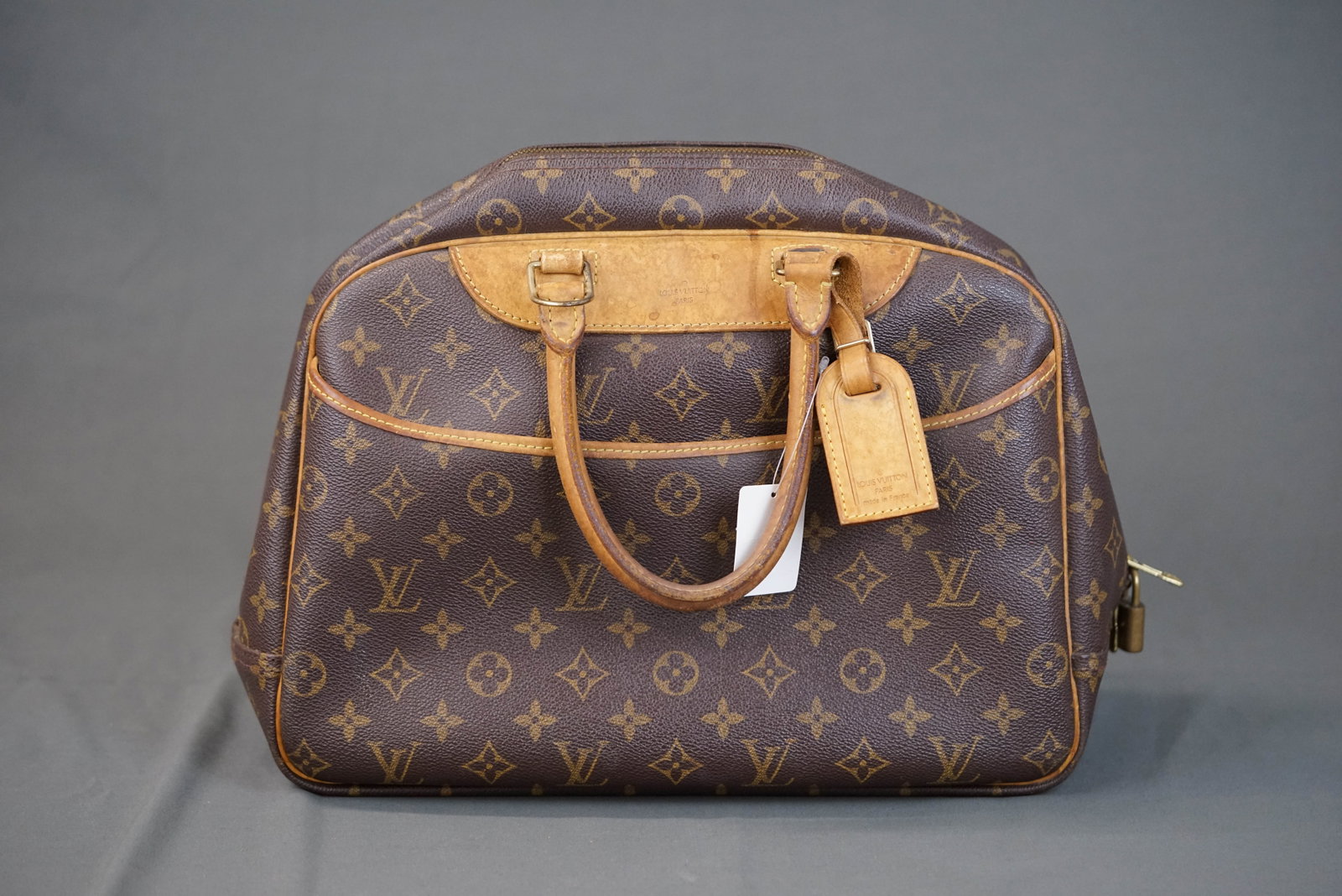 *NO RESERVE* LOUIS VUITTON MONOGRAM DEAUVILLE HANDBAG M47270: LOUIS VUITTON MONOGRAM DEAUVILLE HANDBAG M47270, width cm, height cm, depth cm. If you have any questions regarding this lot please contact us. For further information on our auction, please refer to