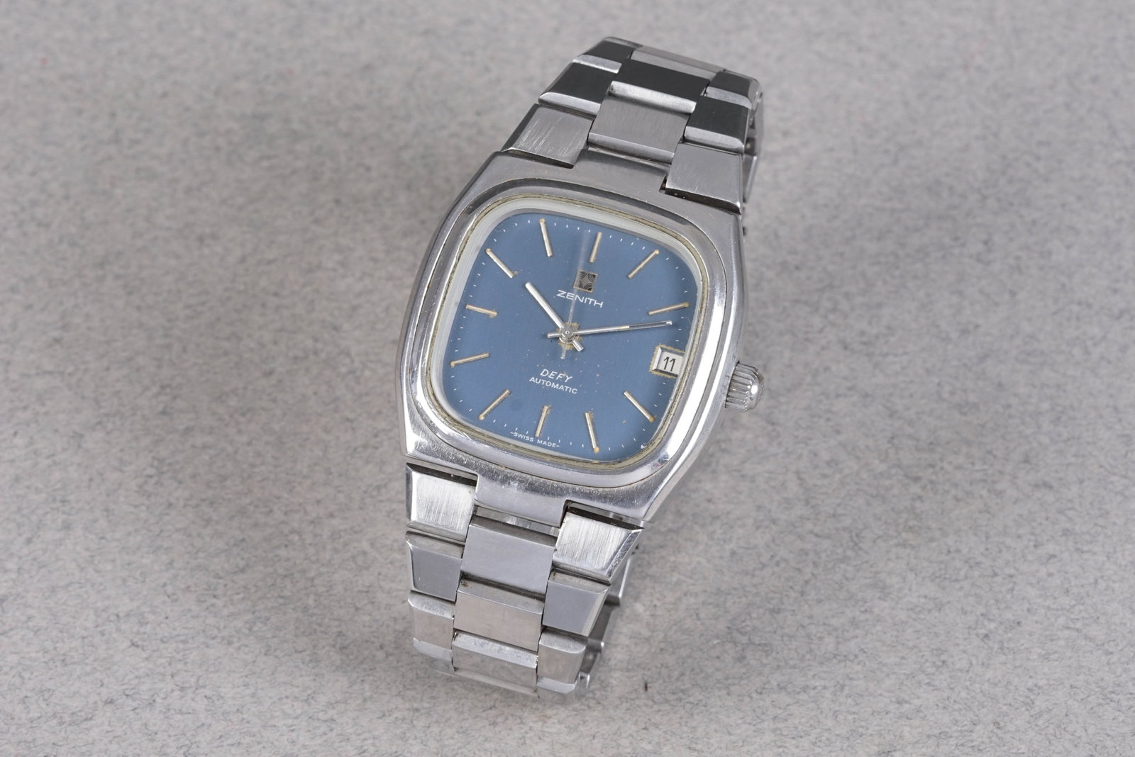 ZENITH DEFY AUTOMATIC DATE REF. 02.0380.380: ZENITH DEFY AUTOMATIC DATE REF. 02.0380.380, this watch is fitted with a blue TV dial with date window, baton hour markers and hands. The 37mm steel case is fitted with a crown and a screw case back