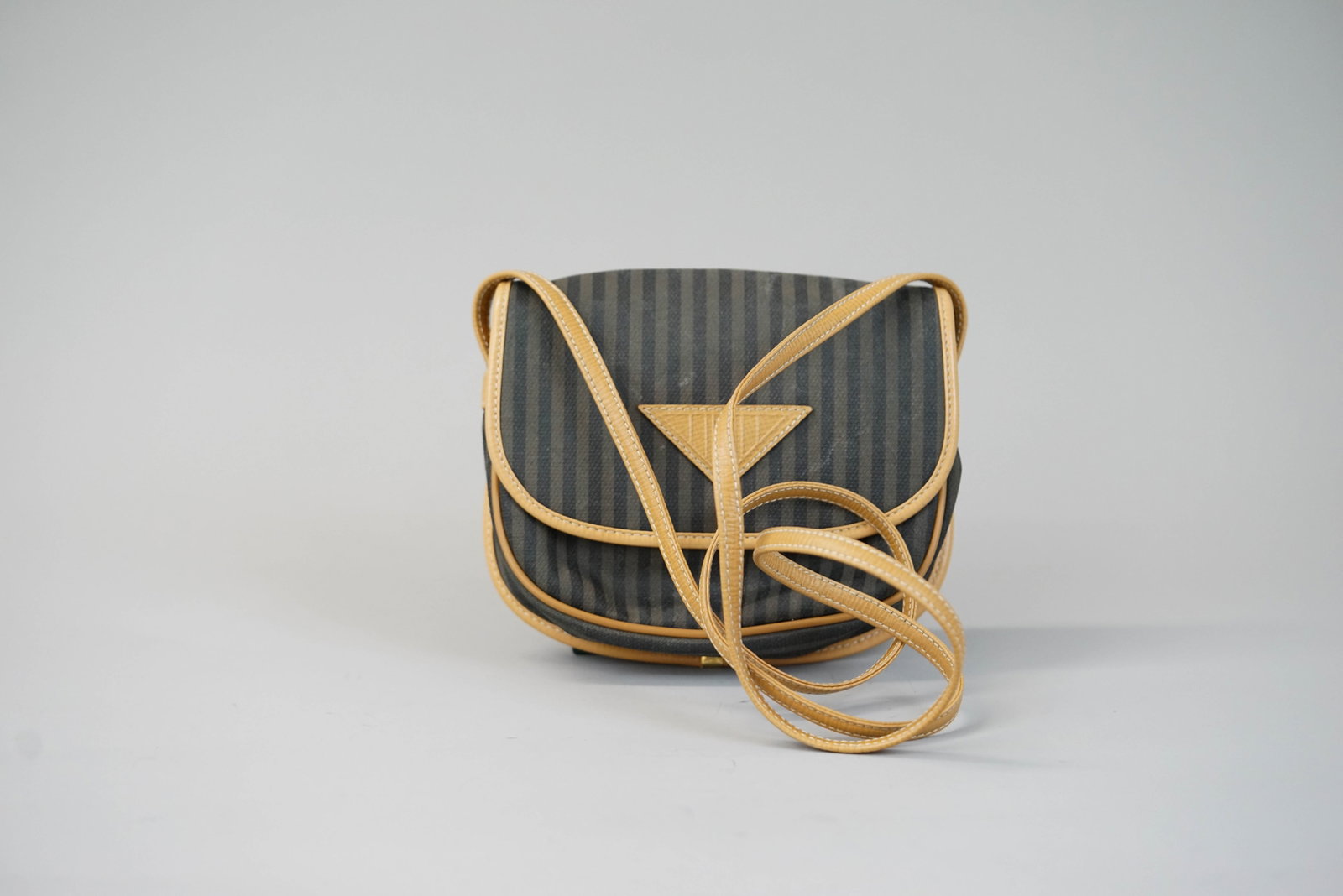 FENDI SHOULDER BAG: FENDI SHOULDER BAG DIMENSIONS: Width 18cm, height 16cm, depth 5cm COLOUR: Brown MATERIAL: Coated canvas ACCESSORIES: n/a CONDITION RANK:C If you have any questions regarding this lot please contact