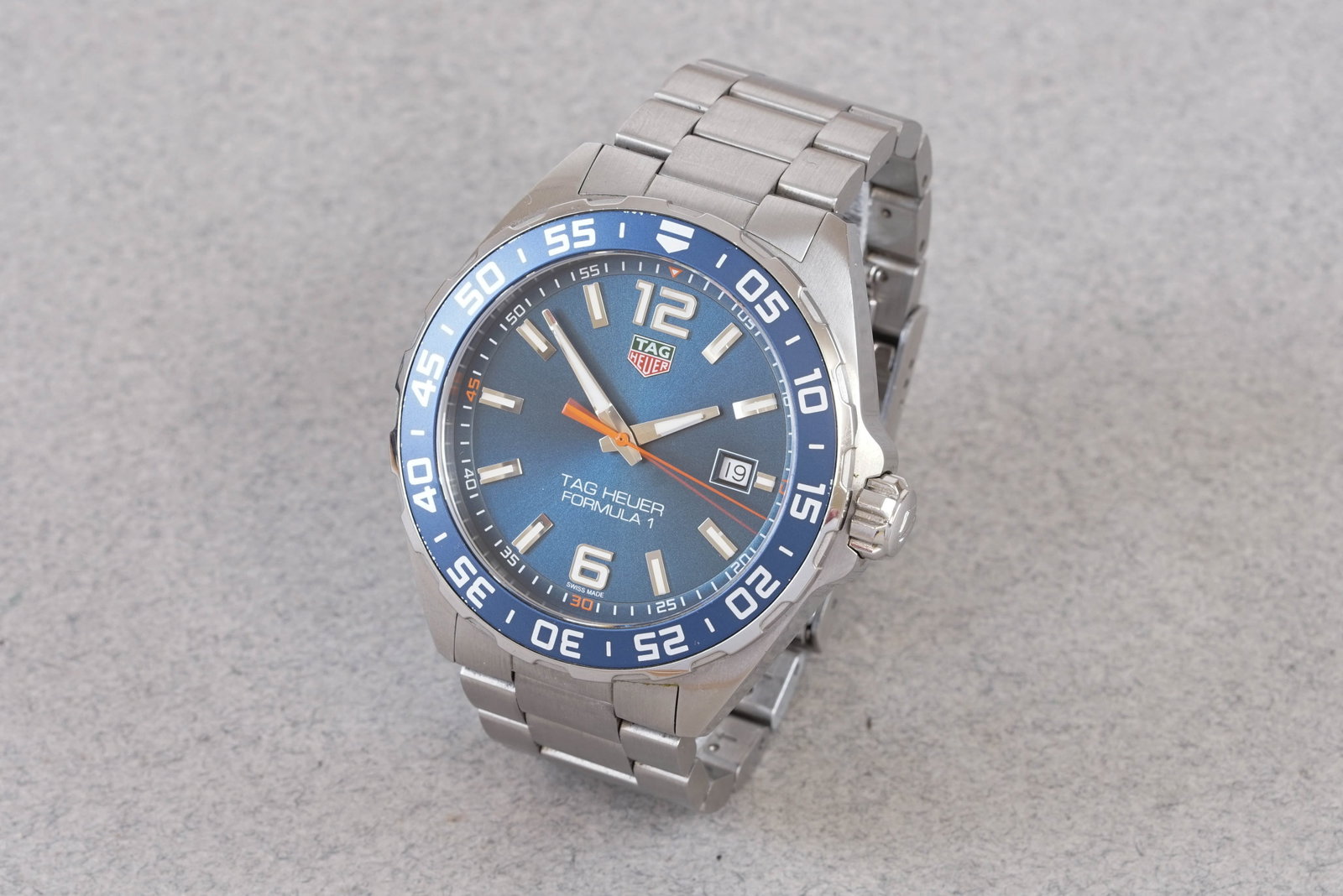 *NO RESERVE* TAG HEUER FORMULA 1 W/ GUARANTEE CARD REF. WAZ1010 CIRCA 2017: TAG HEUER FORMULA 1 W/ GUARANTEE CARD REF. WAZ1010 CIRCA 2017, this watch is a ref. WAZ1010 and is fitted with a circular blue dial with a date window, applied silver and lume hour markers and hands.