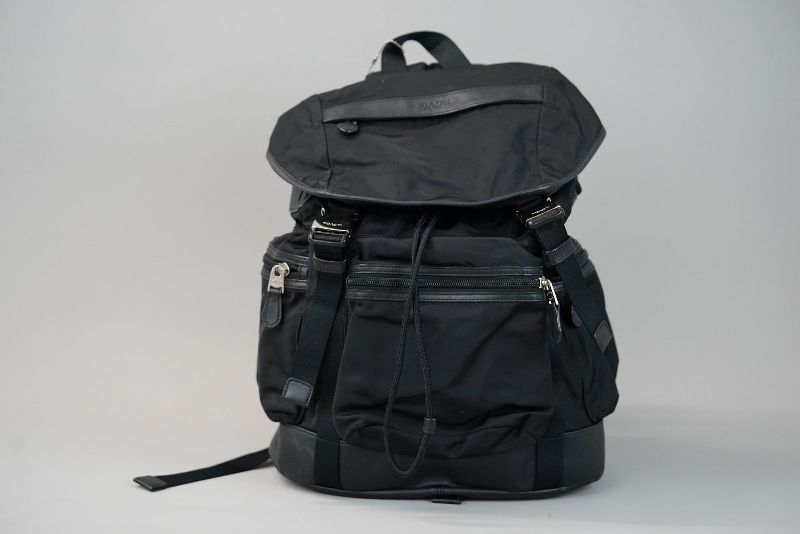 COACH BLACK NYLON BACK PACK: COACH BLACK NYLON BACK PACK DIMENSIONS: Width 31cm, height 43cm, depth 16cm COLOUR: Black MATERIAL: Nylon leather trim ACCESSORIES: n/a CONDITION RANK:B If you have any questions regarding this lot