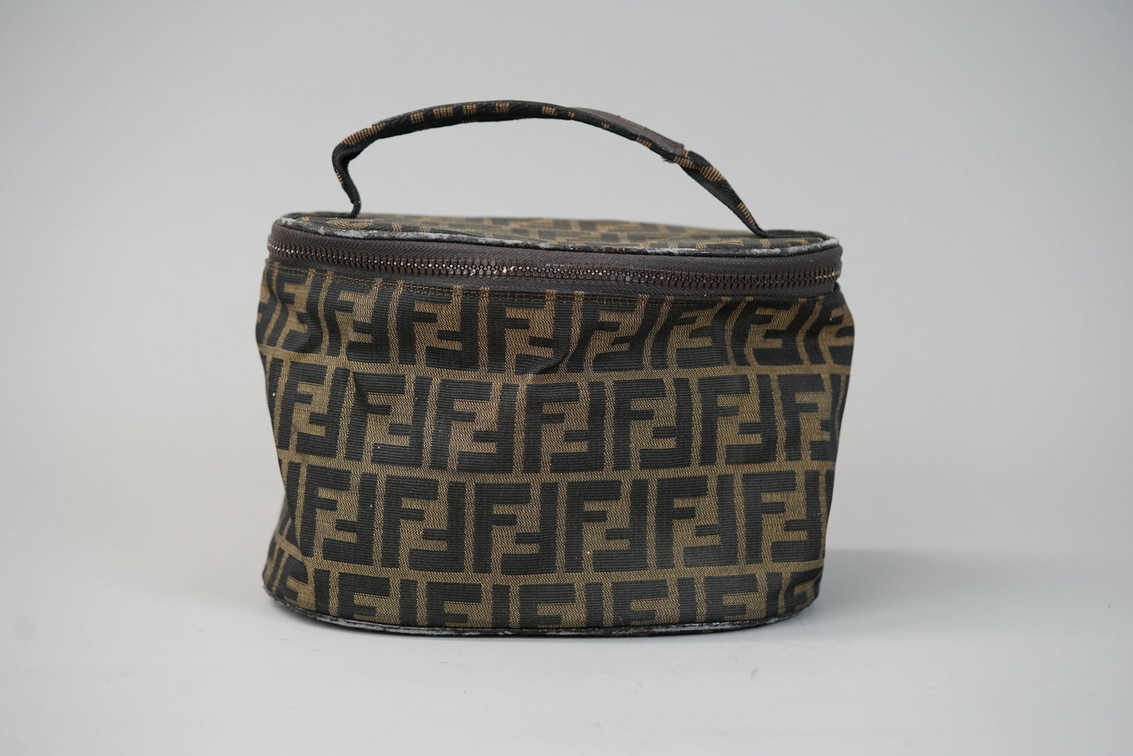 FENDI OCCASIONAL MAKE UP BAG: FENDI OCCASIONAL MAKE UP BAG DIMENSIONS: Width 24cm, height 17cm, depth 13cm COLOUR: brown MATERIAL: Canvas ACCESSORIES: n/a CONDITION RANK:CD If you have any questions regarding this lot please