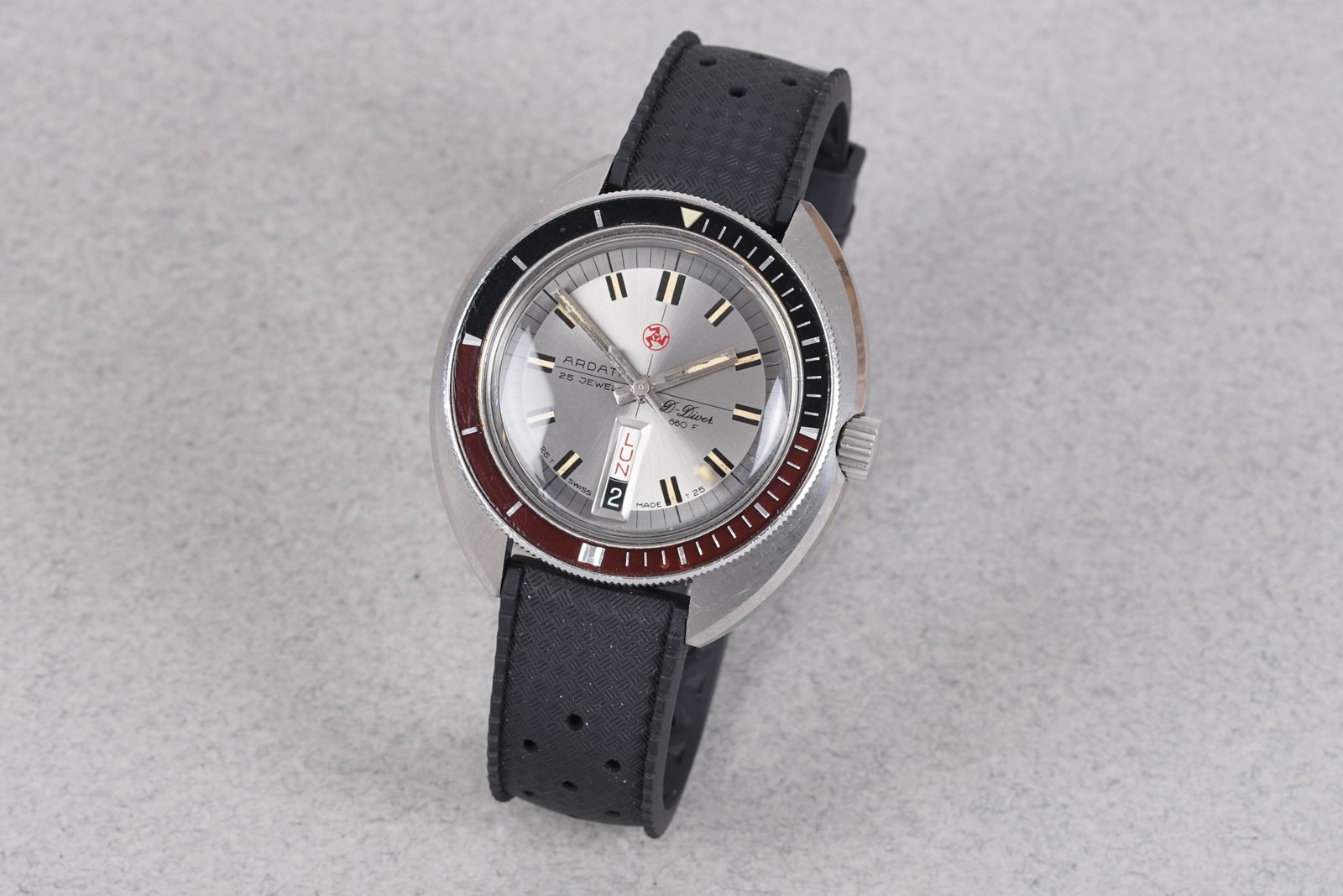 ADARTH D-DIVER 660FT DAY DATE WRISTWATCH: ADARTH D-DIVER 660FT DAY DATE WRISTWATCH, this watch is fitted with a steel dial with day/date window, baton hour markers and hands. The 40mm steel tonneau case is fitted with original crown and a
